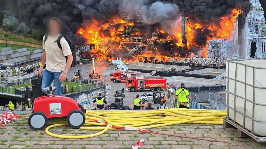 En voldsom brand er brudt ud på hovedscenen på Tomorrowland.