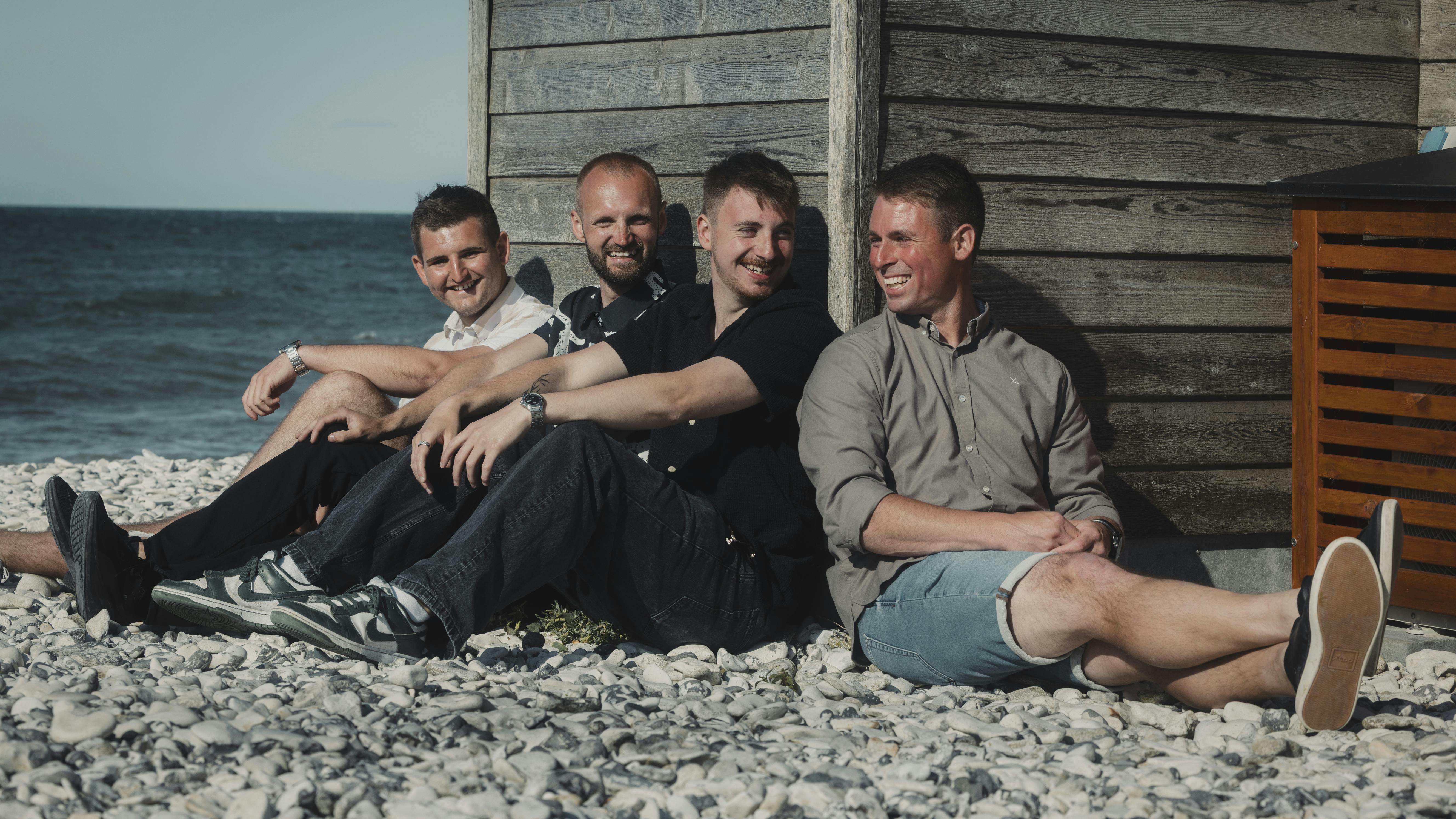 Fire mænd er klar til indtage "Kærlighed hvor kragerne vender".