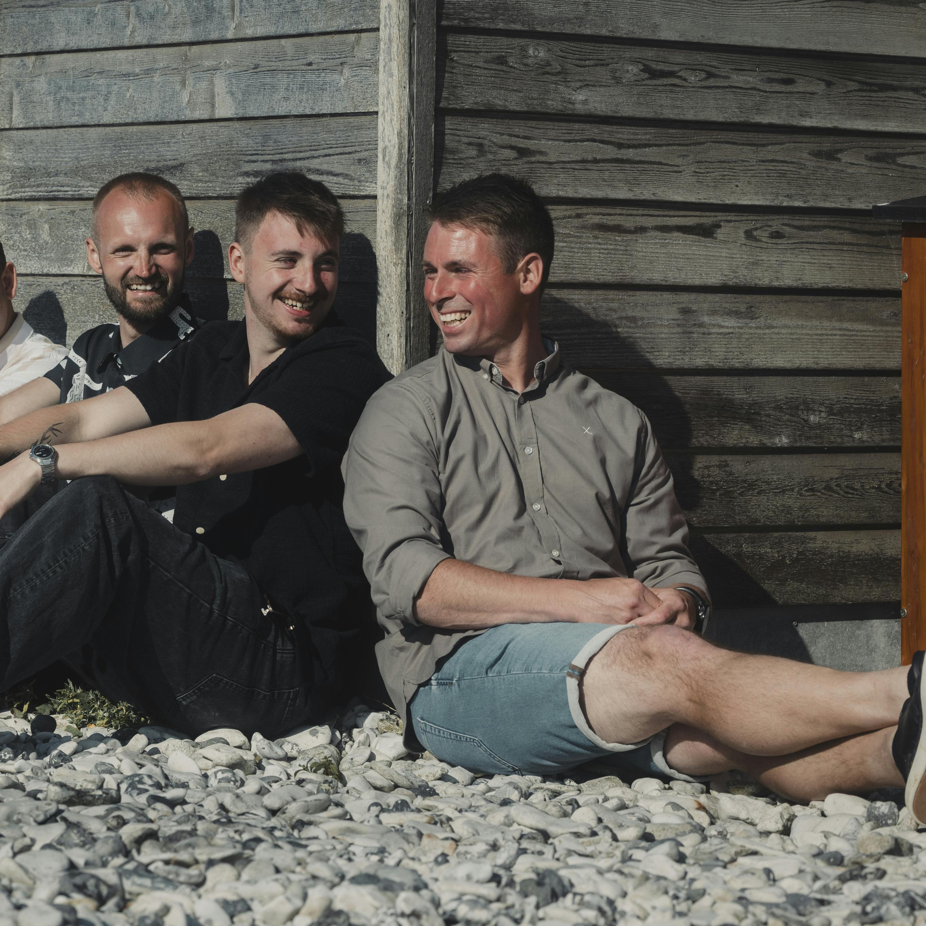 Fire mænd er klar til indtage "Kærlighed hvor kragerne vender".