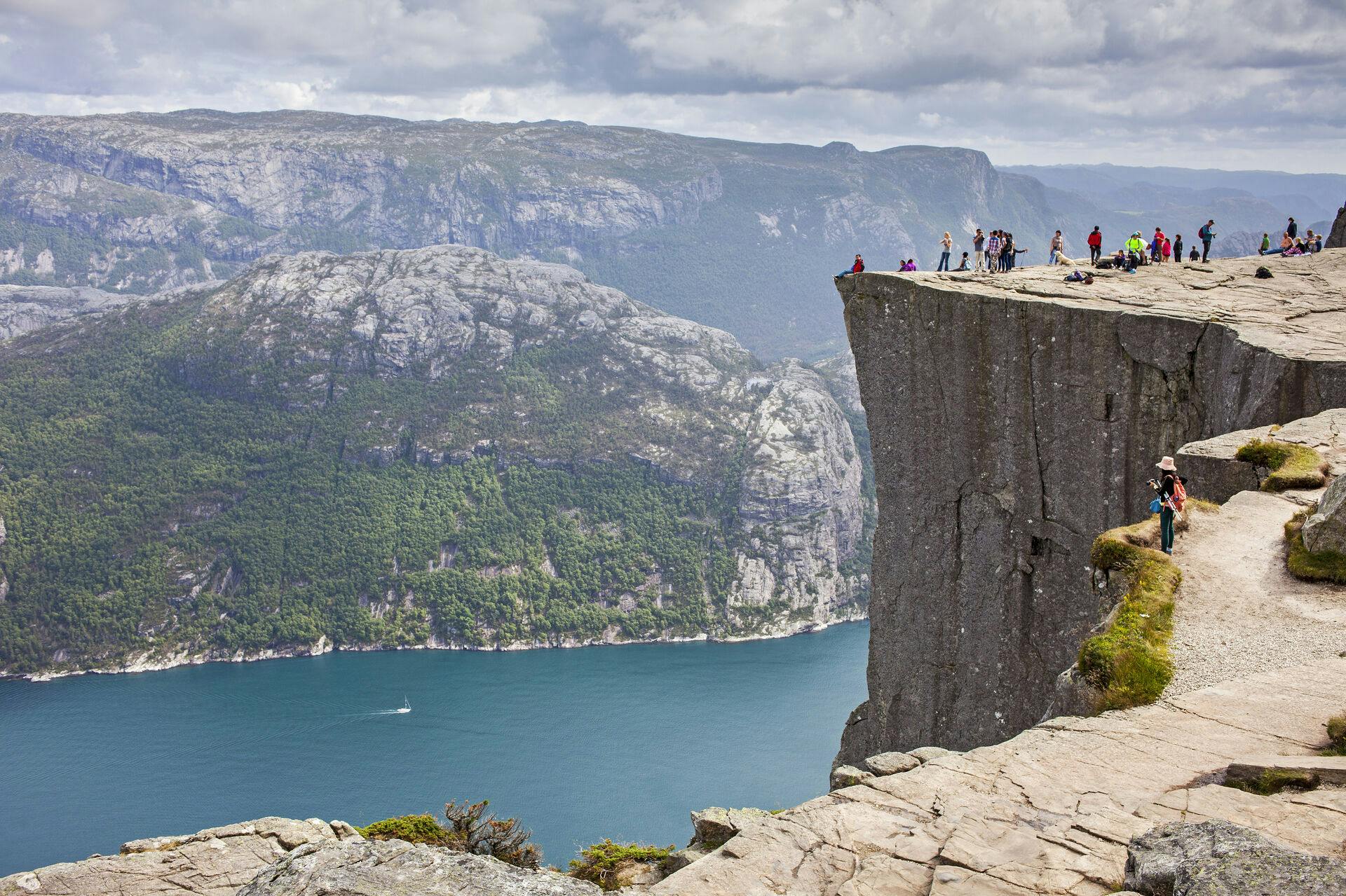 Preikestolen er en af de mest populære turistattraktioner i Norge. Nu er der lukket for adgangen til området, efter en mand er faldet udover kanten.