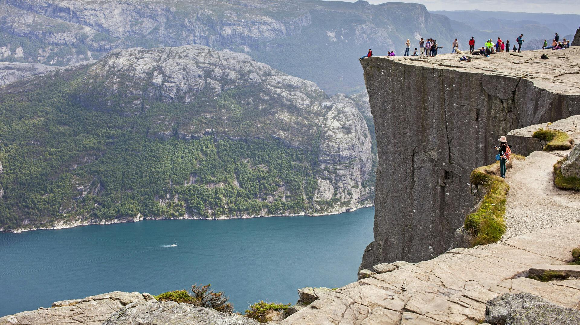 Preikestolen er en af de mest populære turistattraktioner i Norge. Nu er der lukket for adgangen til området, efter en mand er faldet udover kanten.