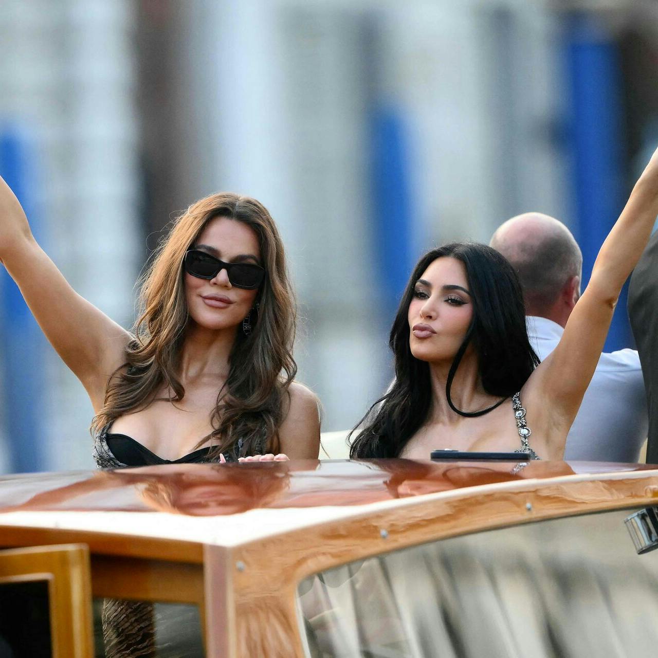 Khloé og Kim Kardashian får taget billeder i forbindelse med turen til Venedig, da Jeff Bezos og Lauren Sanchéz blev gift i sidste måned.