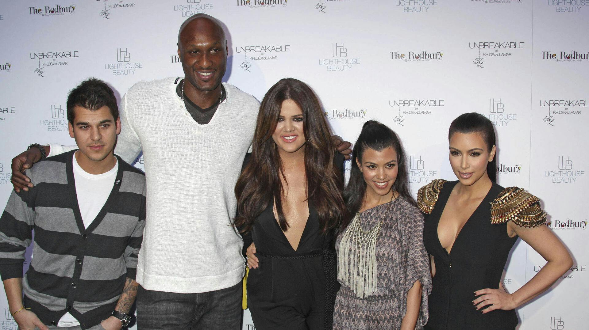Rob Kardashian (t.v.) blev berømt, da tv-serien om hans søstre for alvor tog fejl. Siden har han dog holdt sig langt væk fra offentligheden og nye kvindelige forhold.