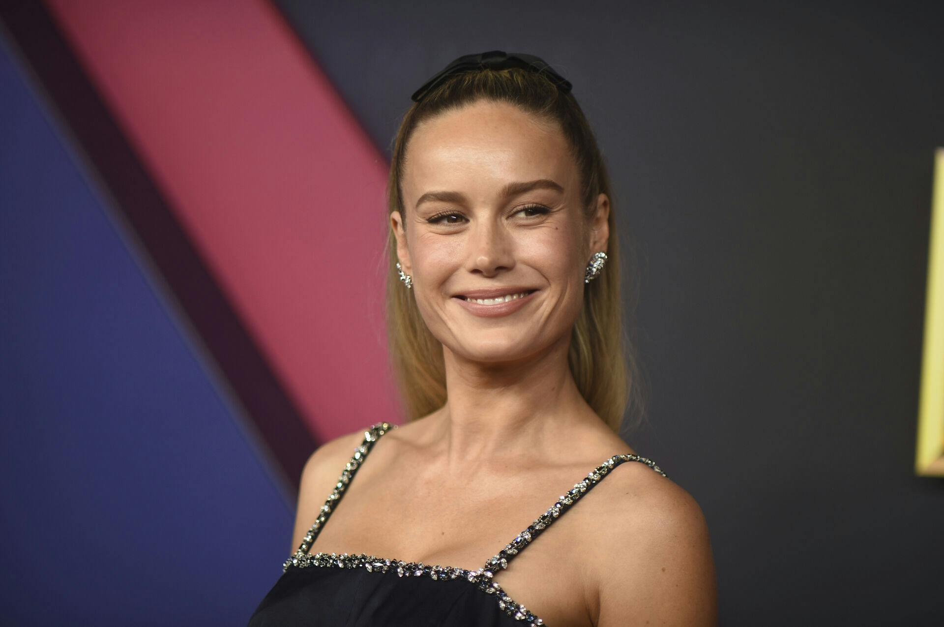 Brie Larson har den anden hovedrolle i serien. 