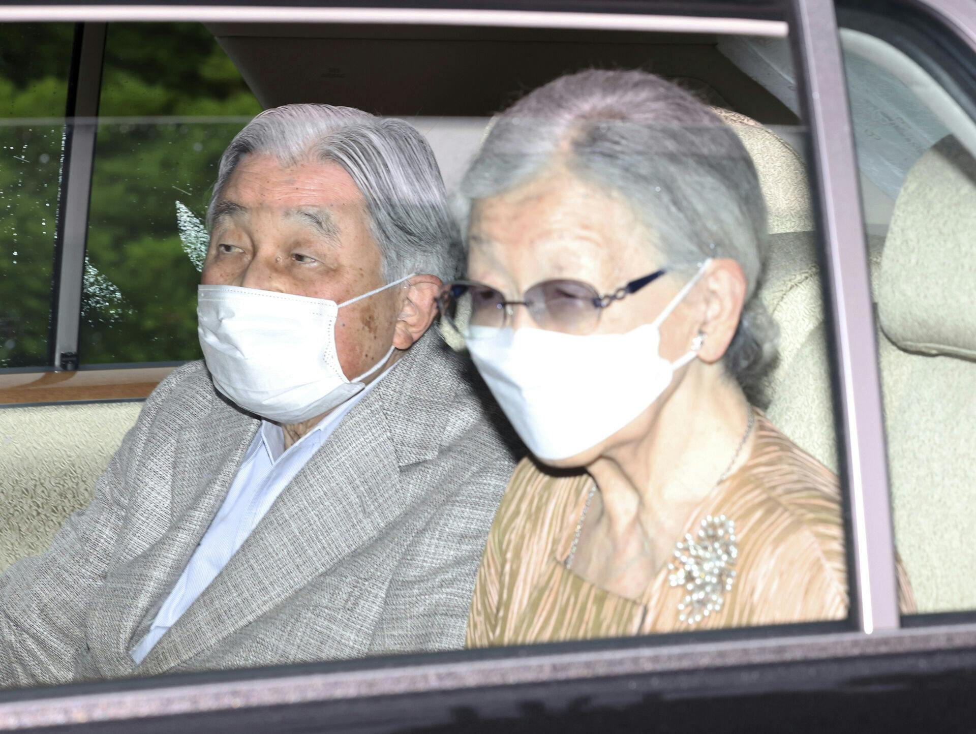 Akihito ankom til hospitalet iført kirurgisk maske og med kejserinde Michiko trofast ved sin side. Også ved tidligere besøg på sygehuset har hun været med sin mand.