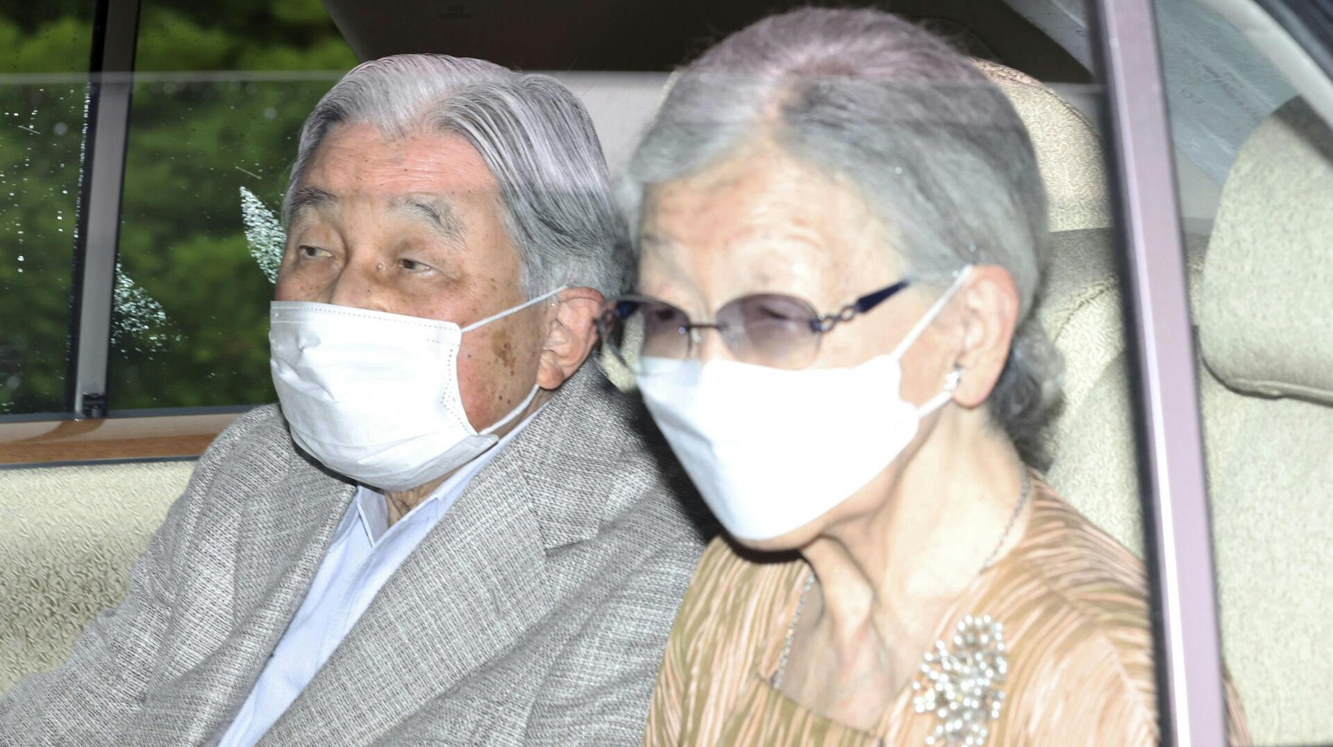 Akihito ankom til hospitalet iført kirurgisk maske og med kejserinde Michiko trofast ved sin side. Også ved tidligere besøg på sygehuset har hun været med sin mand.