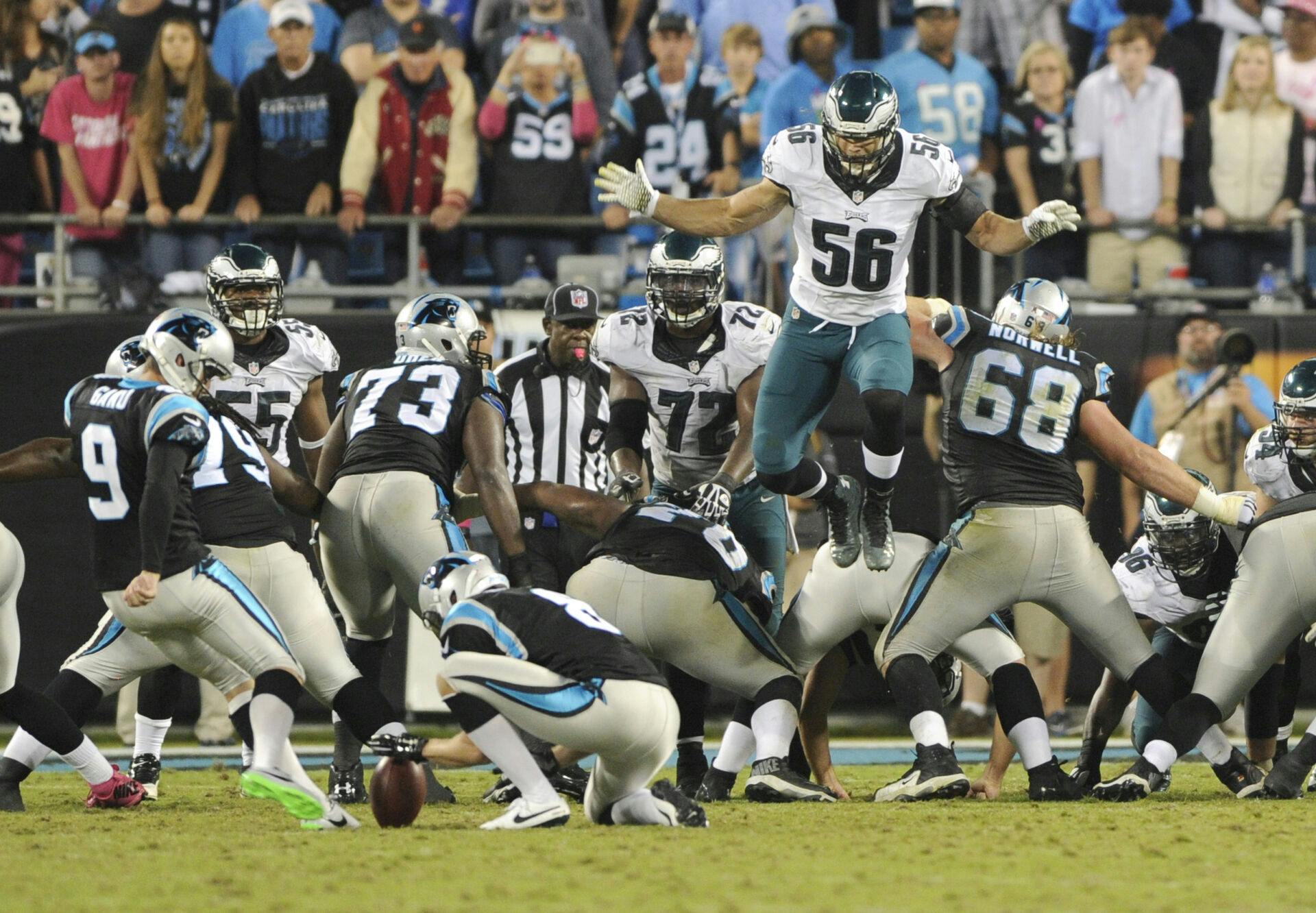 Bryan Braman med nummer 56 forsøger at blokere et field goal mod Carolina Panthers.