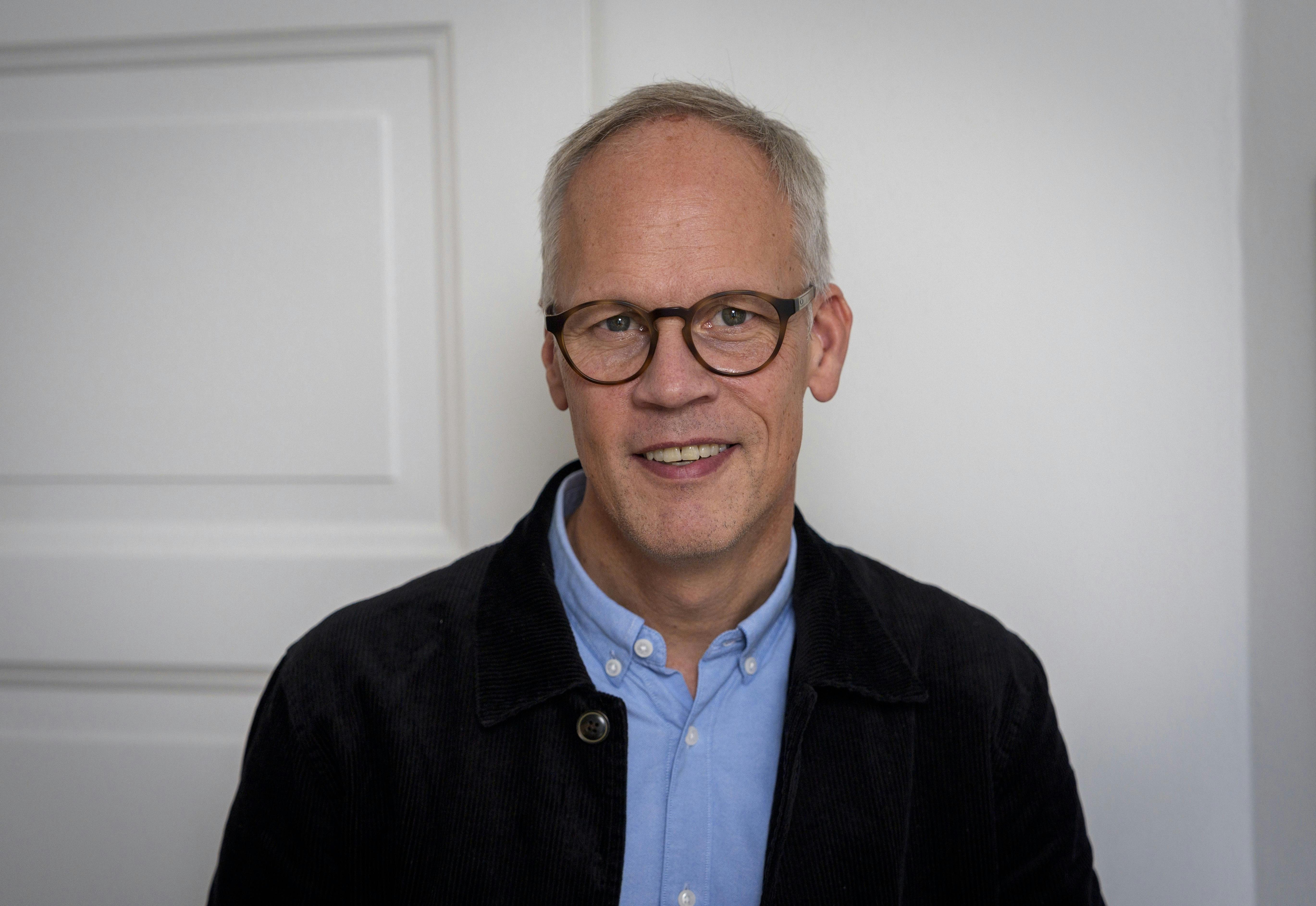 År efter år står Dennis Ritter klar, når hele Danmark skal guides gennem Tour de France. I år er det 25 år siden, at Ritter dækkede cykelløbet for første gang, og selvom nogle ting er blevet lettere, ændres det aldrig, at det er hamrende hårdt arbejde.