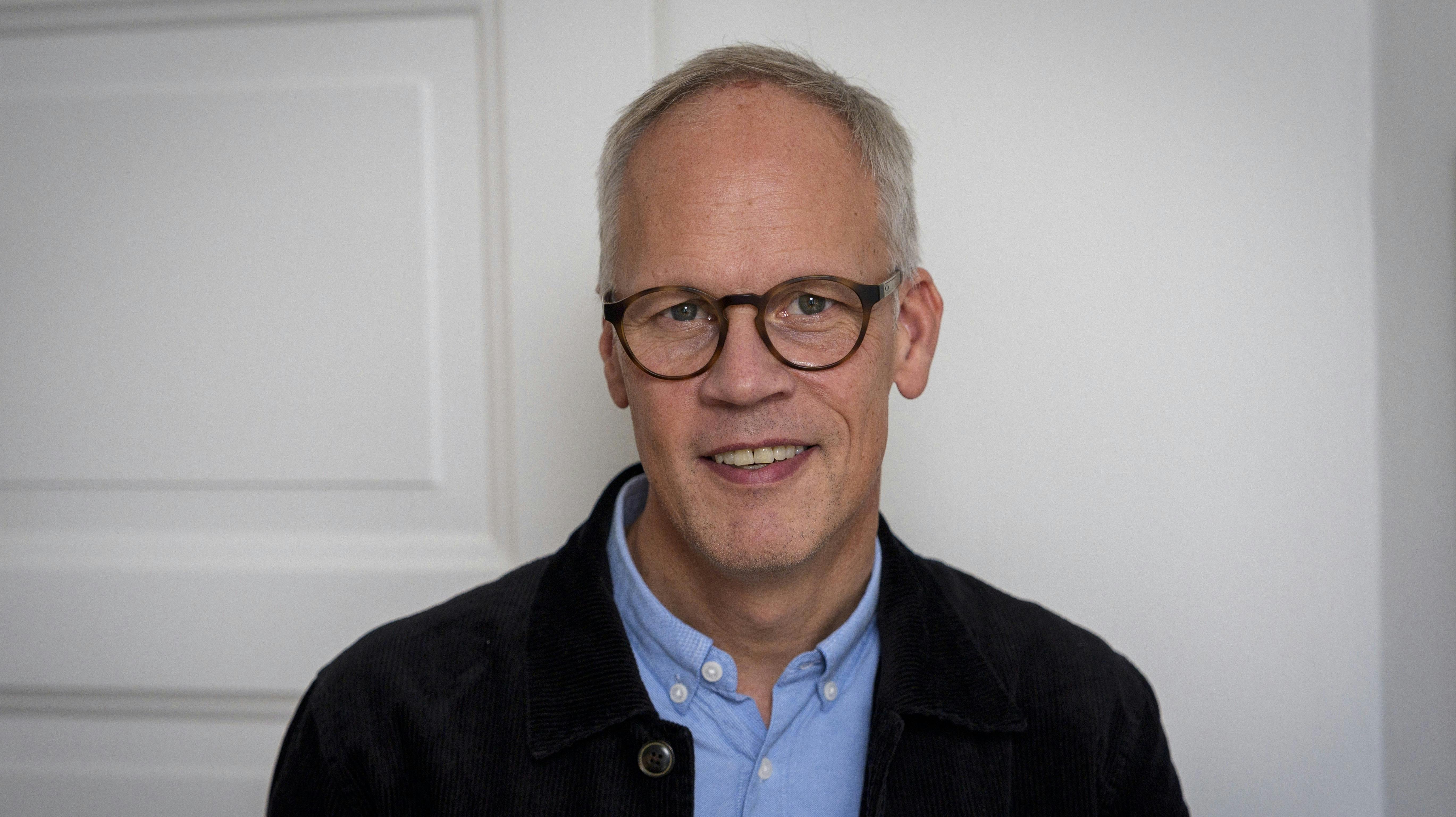År efter år står Dennis Ritter klar, når hele Danmark skal guides gennem Tour de France. I år er det 25 år siden, at Ritter dækkede cykelløbet for første gang, og selvom nogle ting er blevet lettere, ændres det aldrig, at det er hamrende hårdt arbejde.