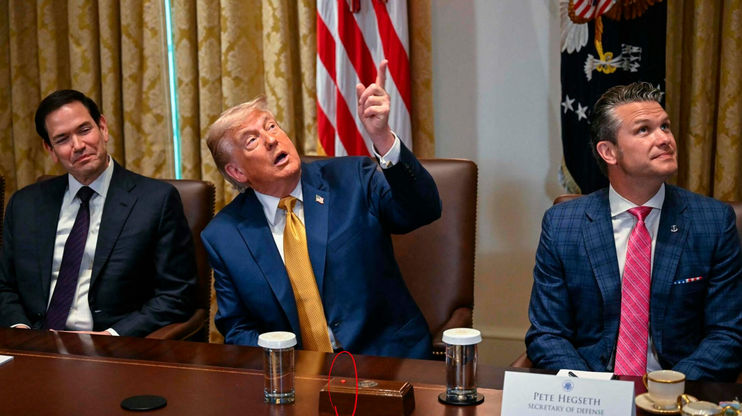 Med et tryk på den røde knap får Donald Trump angiveligt sin elskede Coca-Cola Light serveret, uanset hvor han er.