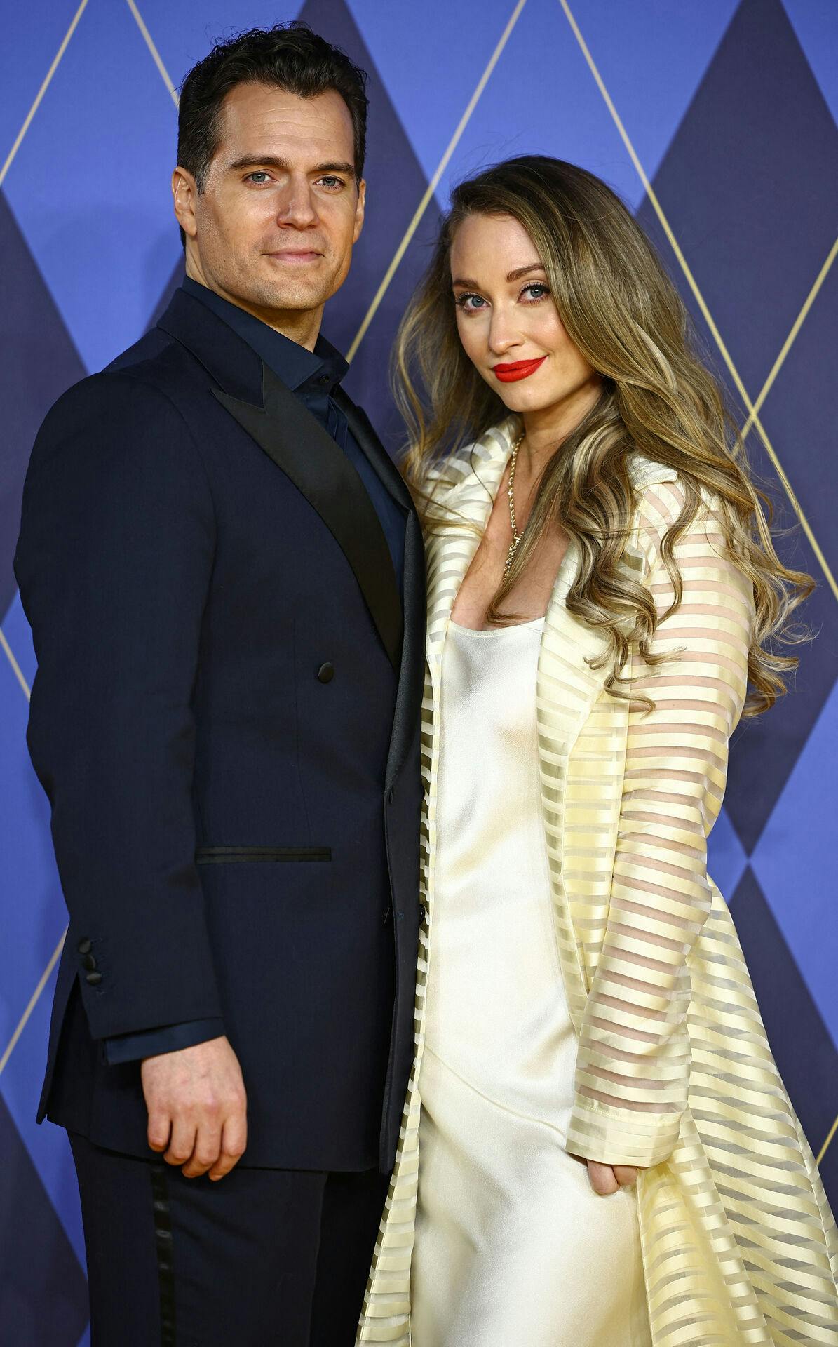 Henry Cavill danner par med Natalie Viscuso.