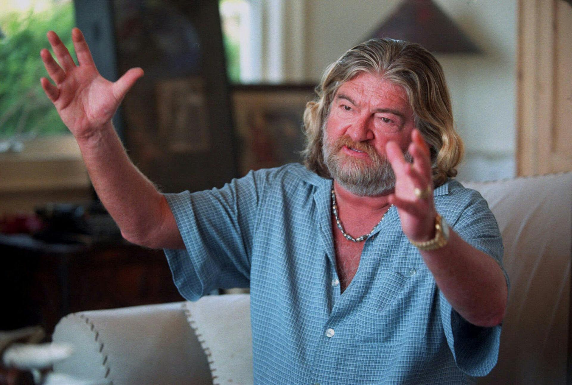 Joe Eszterhas skal stå bag den nye version af hitfilmen, han skrev tilbage i 90'erne.
