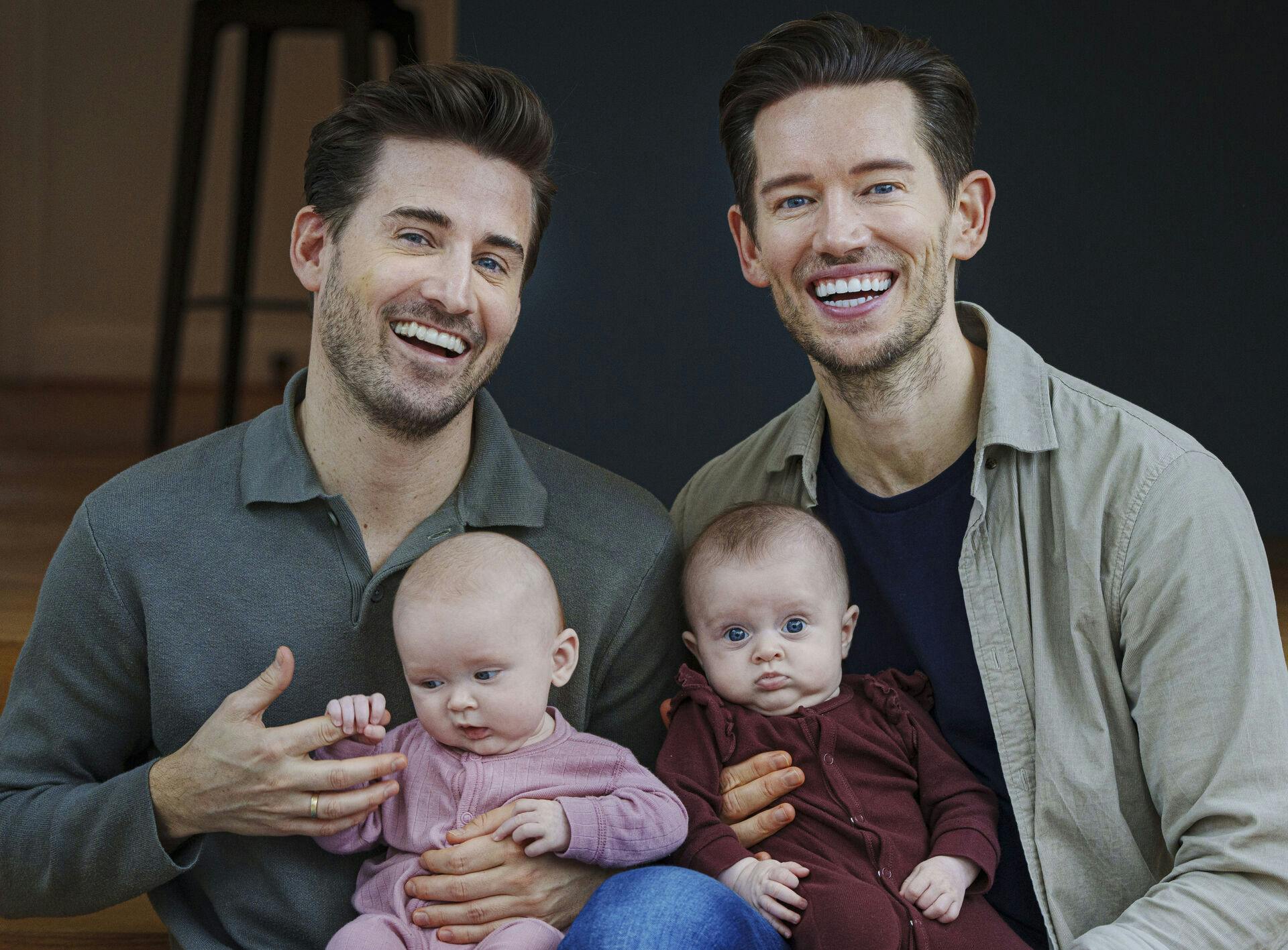 Frederik Haun og Morten Kjeldgaard med deres tvillinger Nora og Emma.