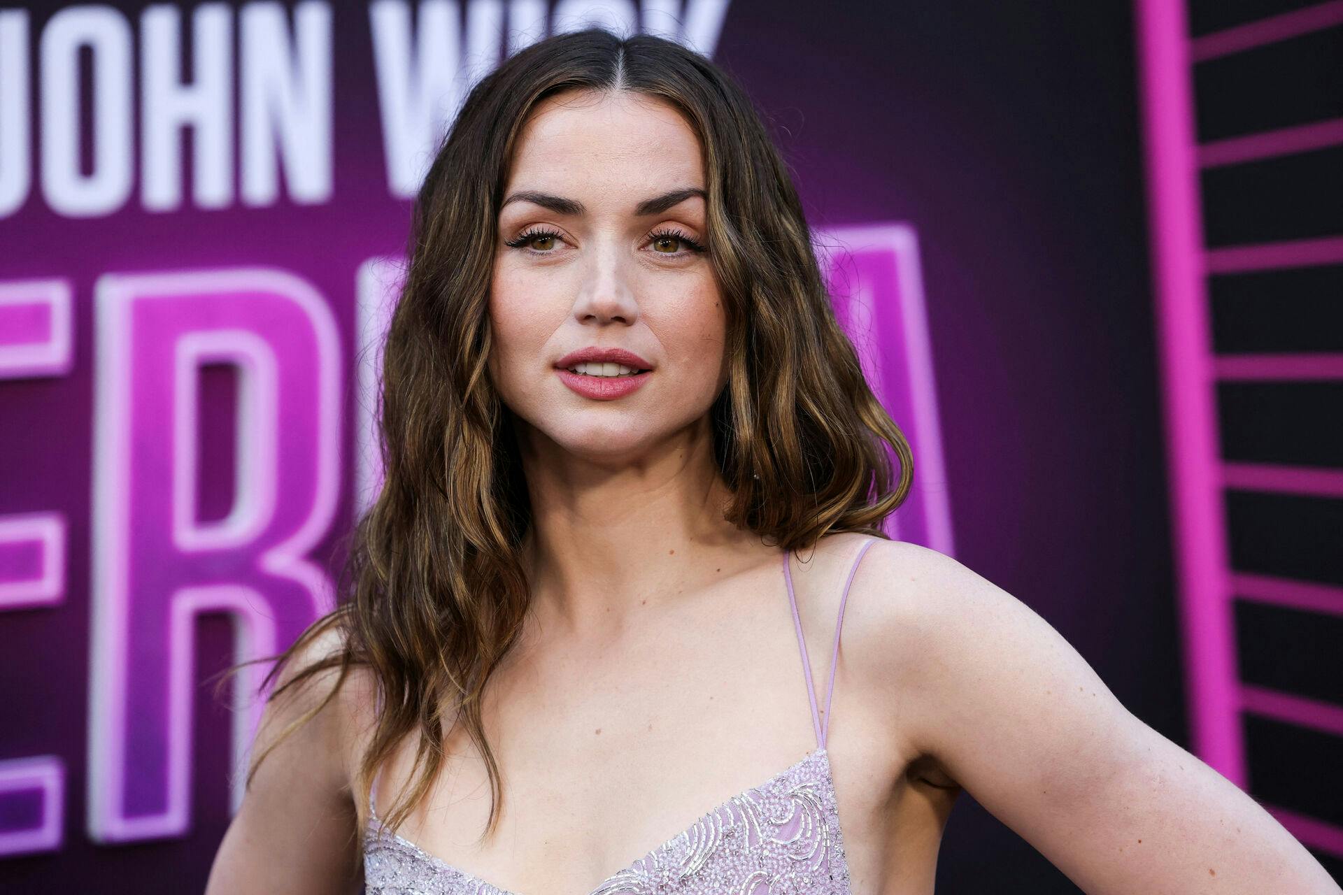 Ana de Armas har haft travlt med at promovere filmen "Ballerina". Men ikke så travlt, at hun har glemt Tom Cruise.