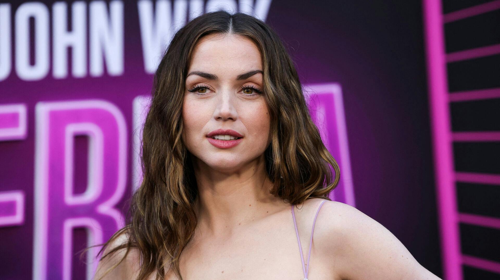 Ana de Armas har haft travlt med at promovere filmen "Ballerina". Men ikke så travlt, at hun har glemt Tom Cruise.
