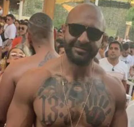 Hassan Okutan under en poolfest for år tilbage, hvor billedet florerede på de sociale medier. Siden er han flere gange dukket op på sider som Instagram - blandt andet med nuværende og tidligere medlemmer af Hells Angels i Danmark.