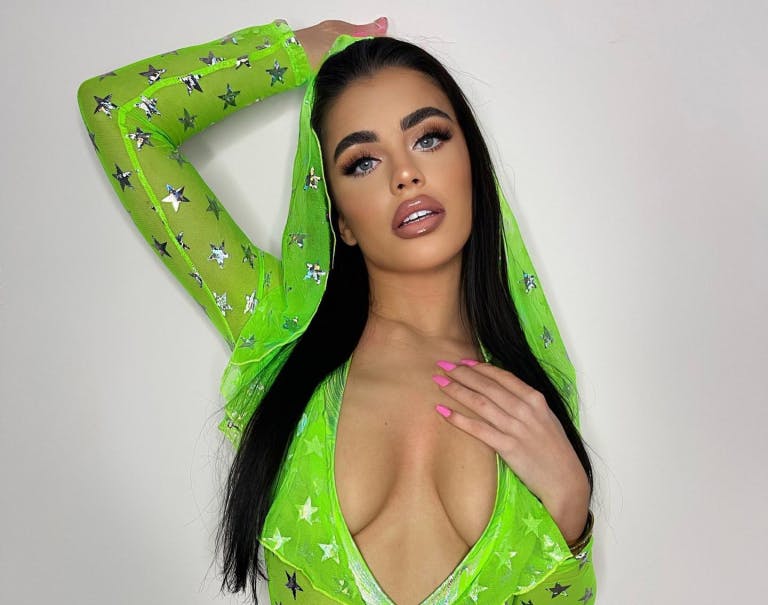 29-årige Katie Salmon, som har fundet gud og Jesus siden sin deltagelse i "Love Island UK", er kommet i problemer med loven.
