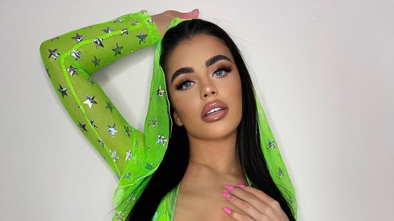 29-årige Katie Salmon, som har fundet gud og Jesus siden sin deltagelse i "Love Island UK", er kommet i problemer med loven.
