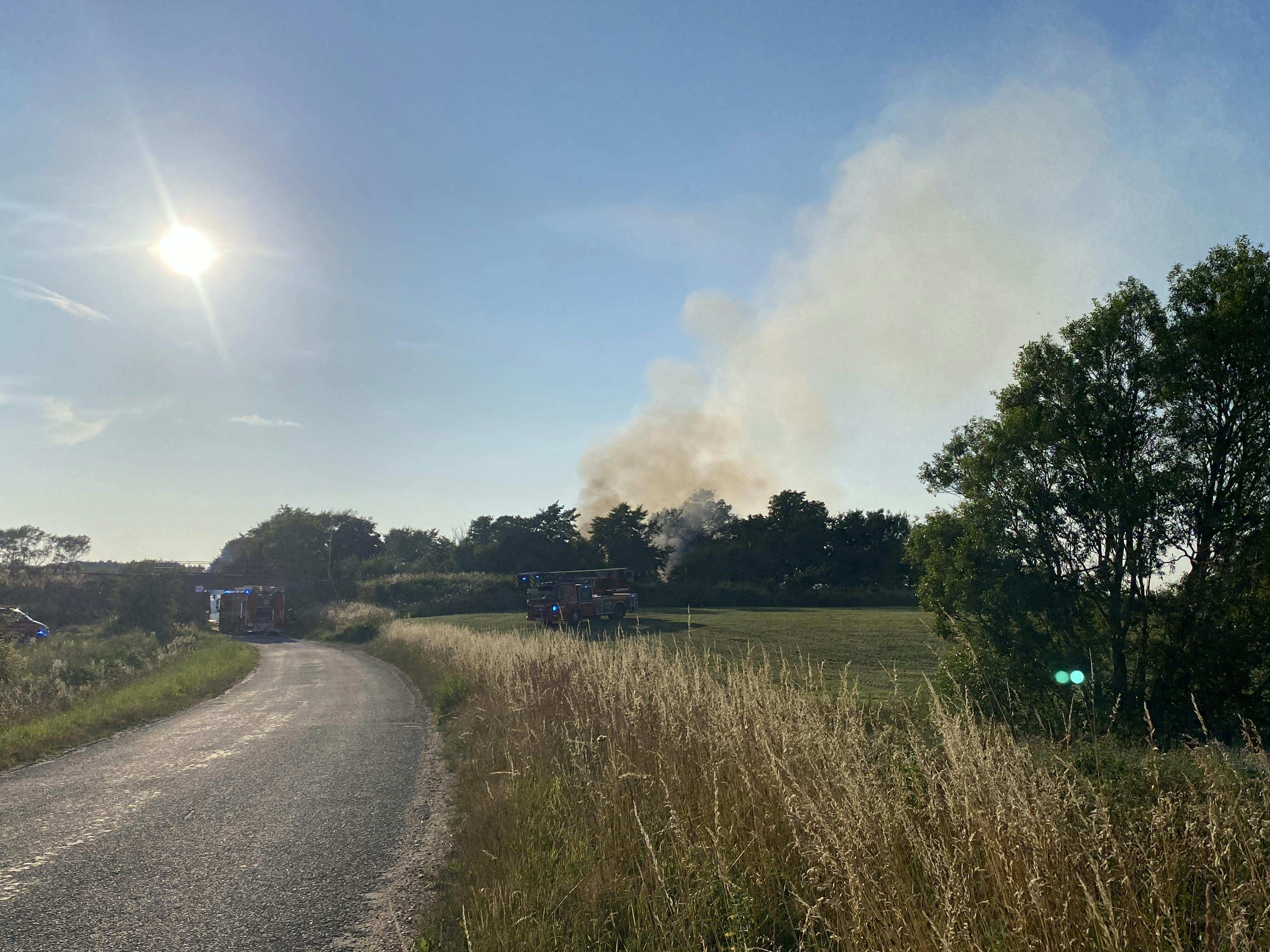 Der er fredag aften opstået en kraftig brand i en lade ved Vrå i Nordjylland. Flere brandstationer er aktiveret i forbindelse med slukningsarbejdet.