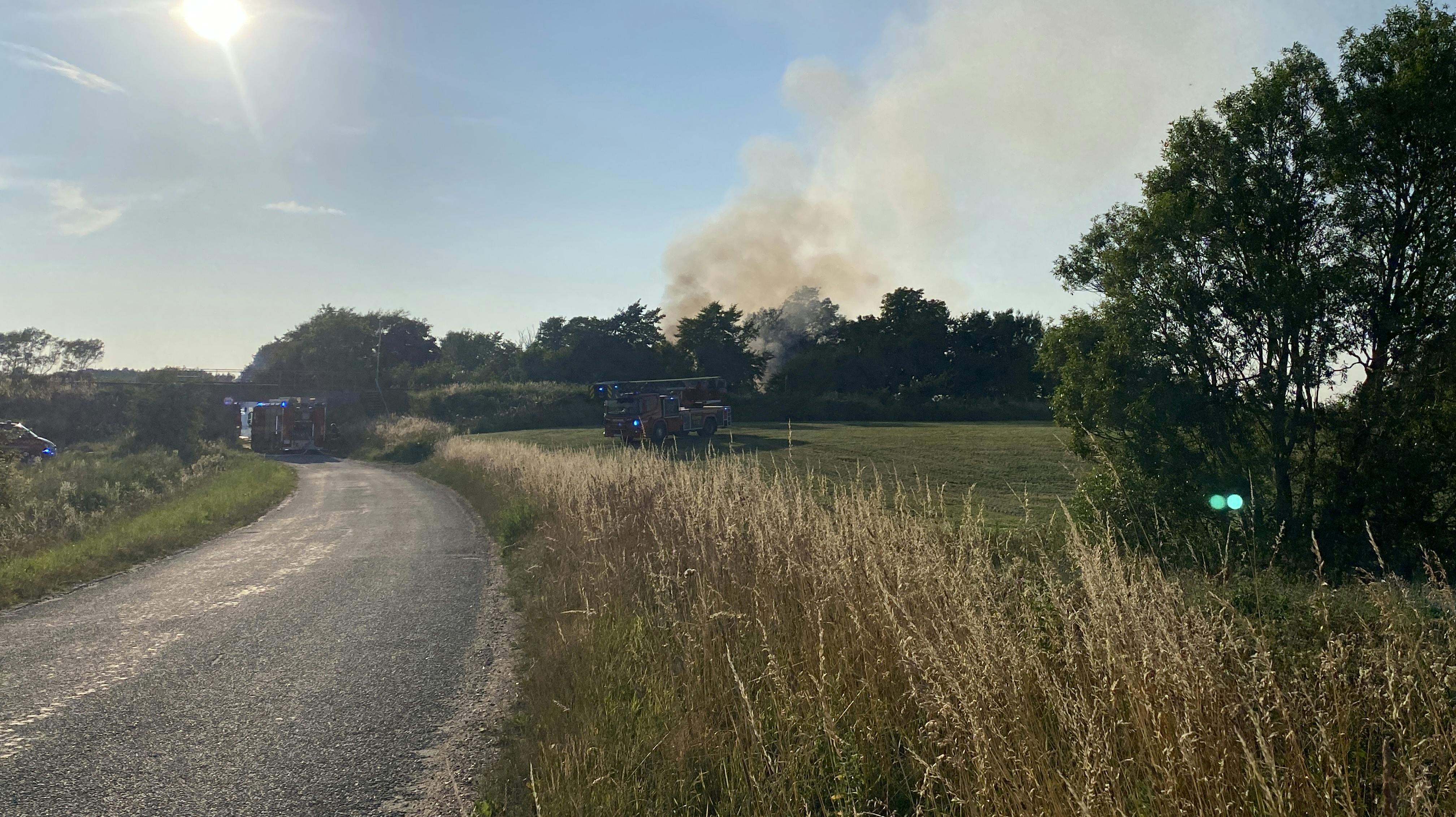 Der er fredag aften opstået en kraftig brand i en lade ved Vrå i Nordjylland. Flere brandstationer er aktiveret i forbindelse med slukningsarbejdet.
