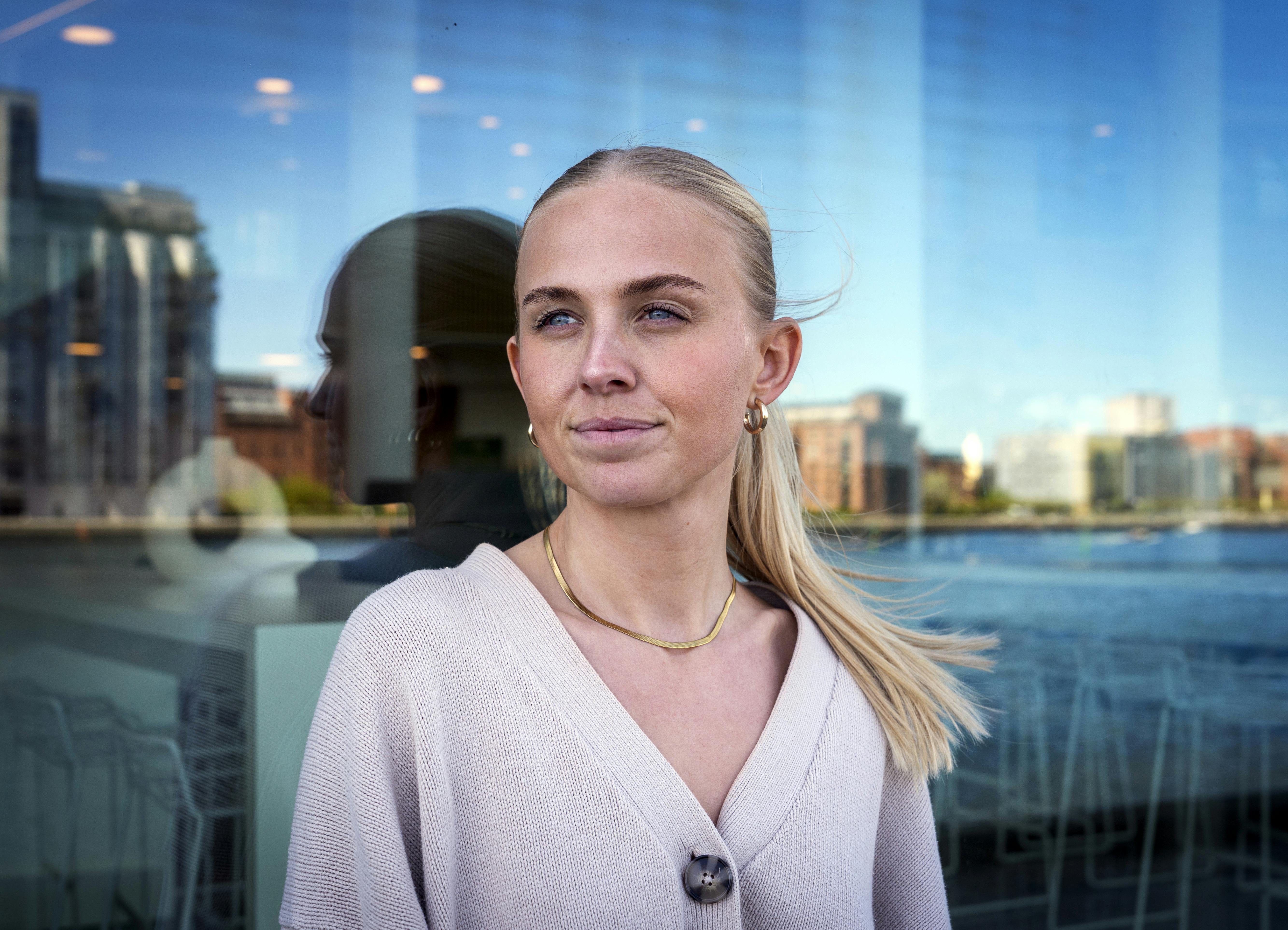 Sofie Martinusen fra "Bachelorette" har bestemt ikke fået nok af datingprogrammer. Lige nu lapper hun "Hotel Romantik" i sig, inden "Landmand søger kærlighed" snart løber over skærmen.
