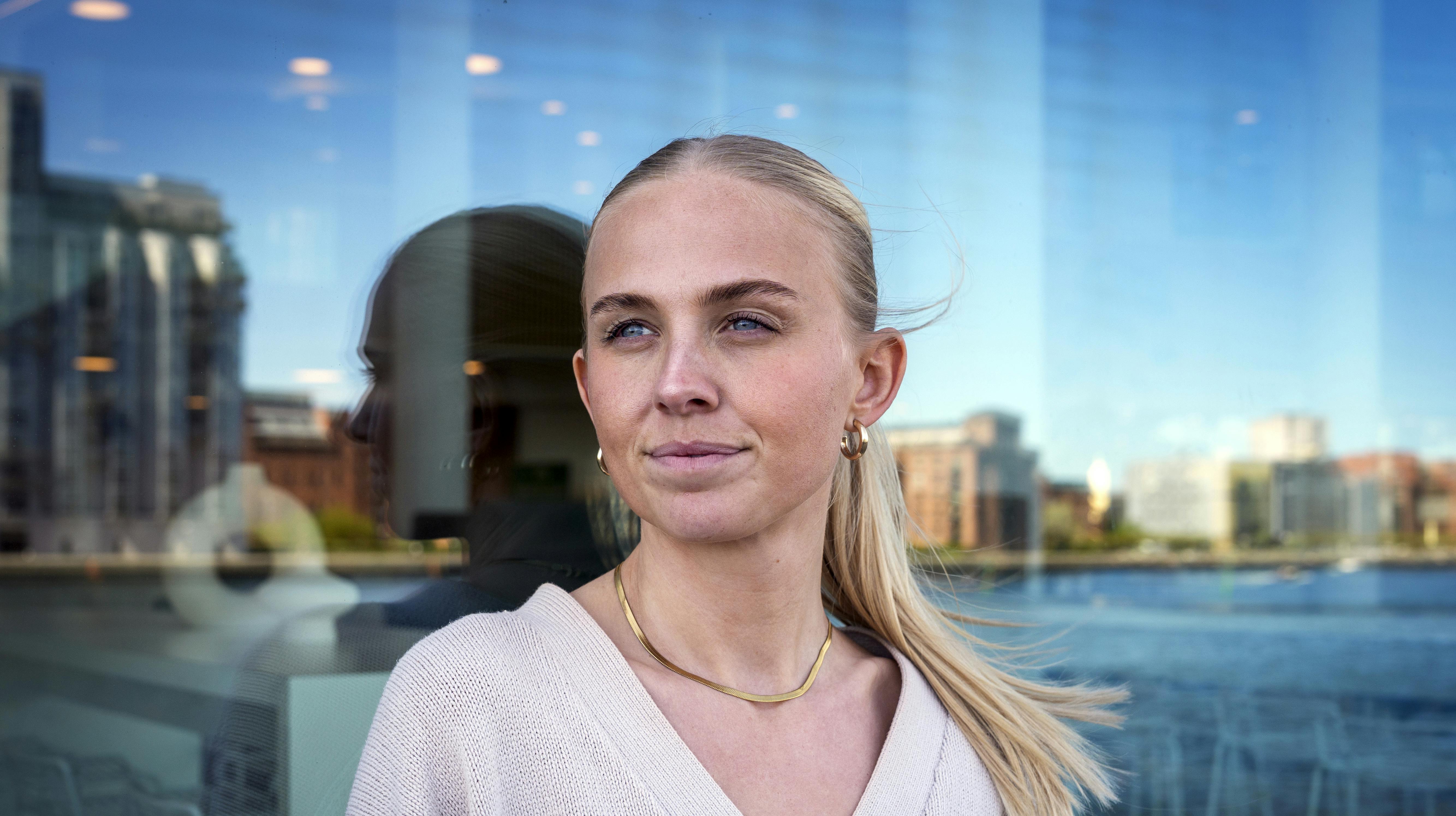 Sofie Martinusen fra "Bachelorette" har bestemt ikke fået nok af datingprogrammer. Lige nu lapper hun "Hotel Romantik" i sig, inden "Landmand søger kærlighed" snart løber over skærmen.
