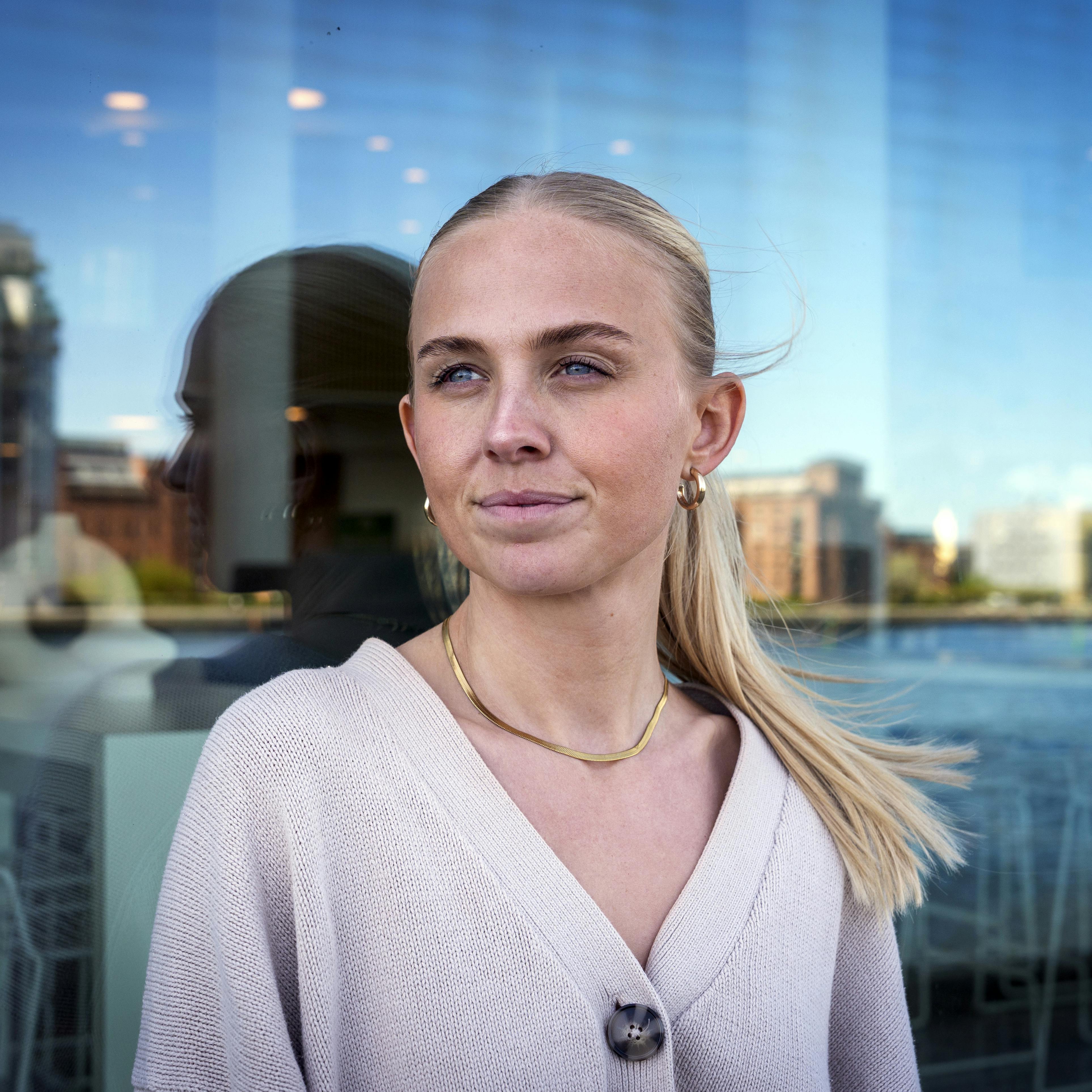 Sofie Martinusen fra "Bachelorette" har bestemt ikke fået nok af datingprogrammer. Lige nu lapper hun "Hotel Romantik" i sig, inden "Landmand søger kærlighed" snart løber over skærmen.