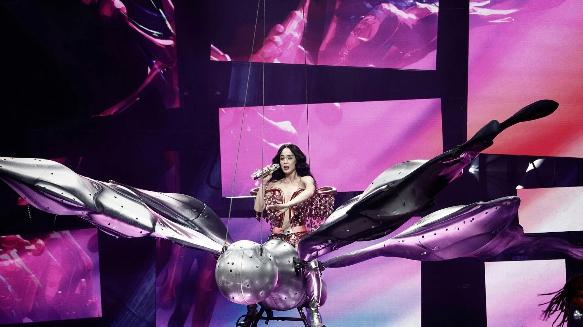 Katy Perry har ikke før haft problemer med sin sommerfugl. Her rider hun på den under en koncert i Las Vegas.