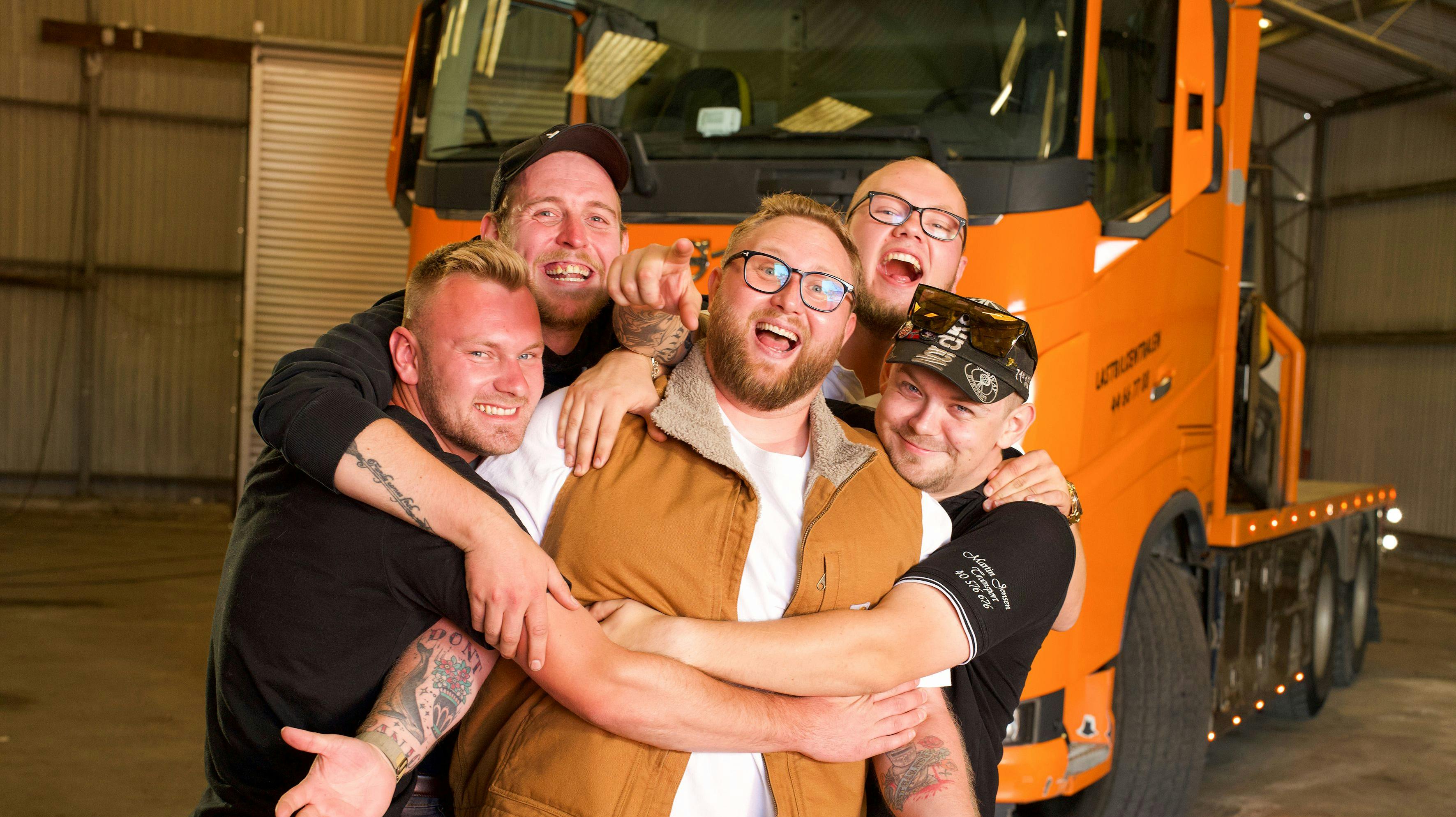 Christian Bonde omgivet af sine "lærlinge" i "Truckerdating - kærlighed i førersædet", hvor han skal hjælpe fire lastbilchauffører med at score.