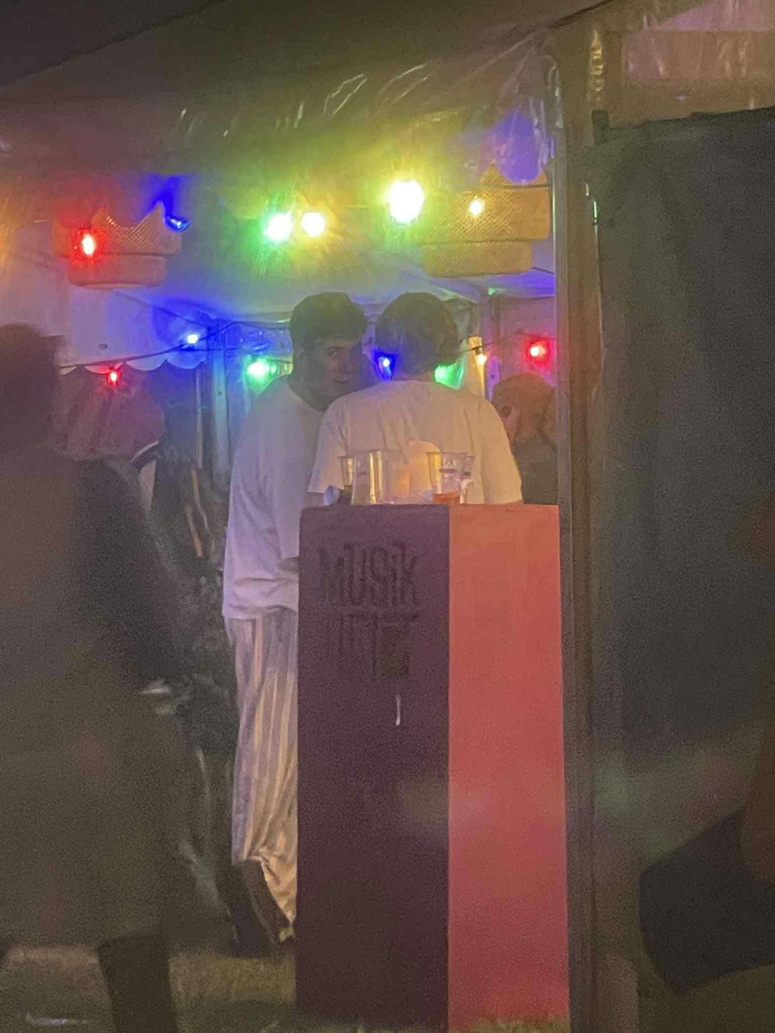 Et par natbukser stoppede ikke kronsprinsen i at feste.