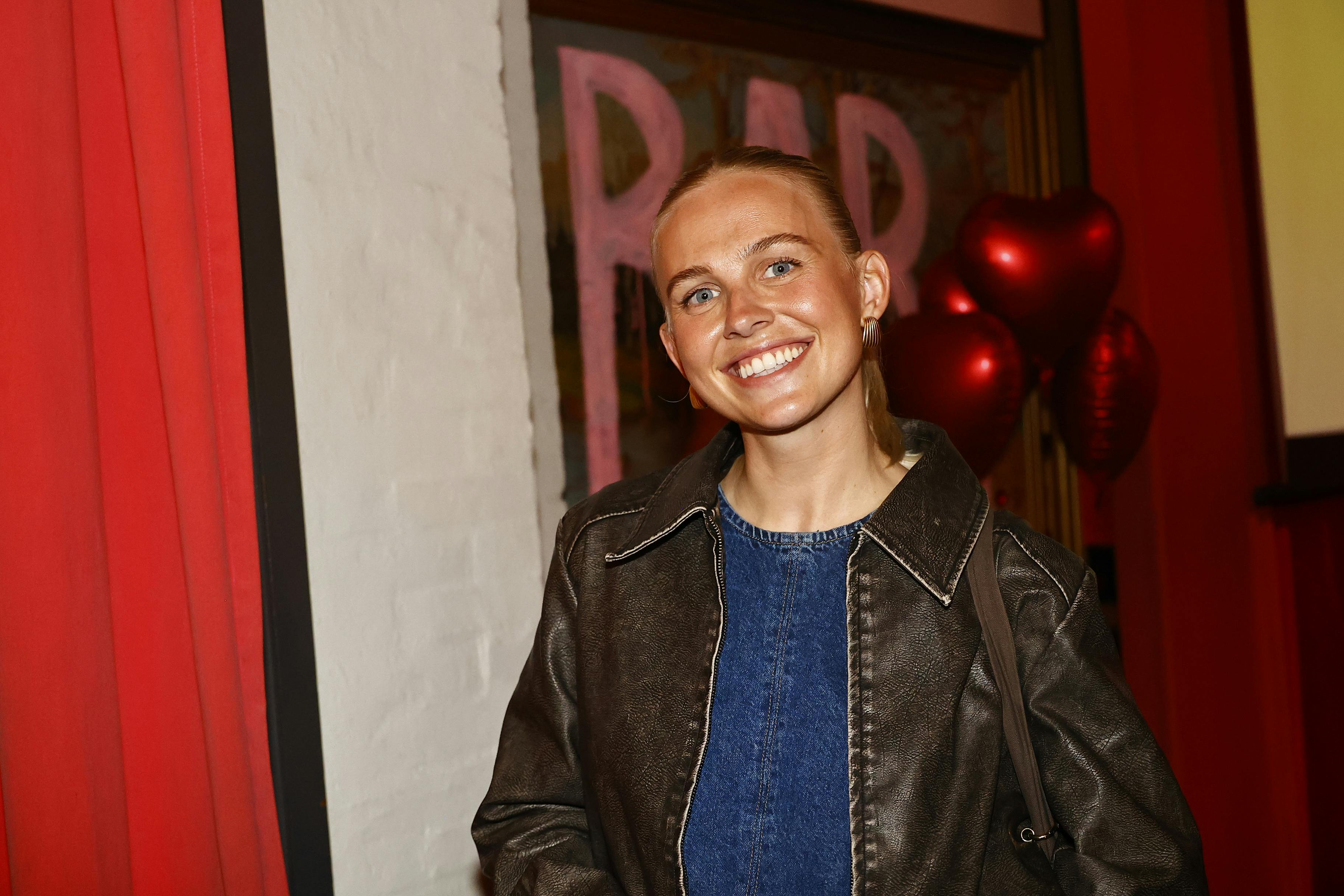 Sofie Martinusen dukkede alene op til finaleevent for den nyligt afsluttede sæson tre af "Bachelorette". Her lod hun, som om hun og Daniel Lazrak stadig var kærester.