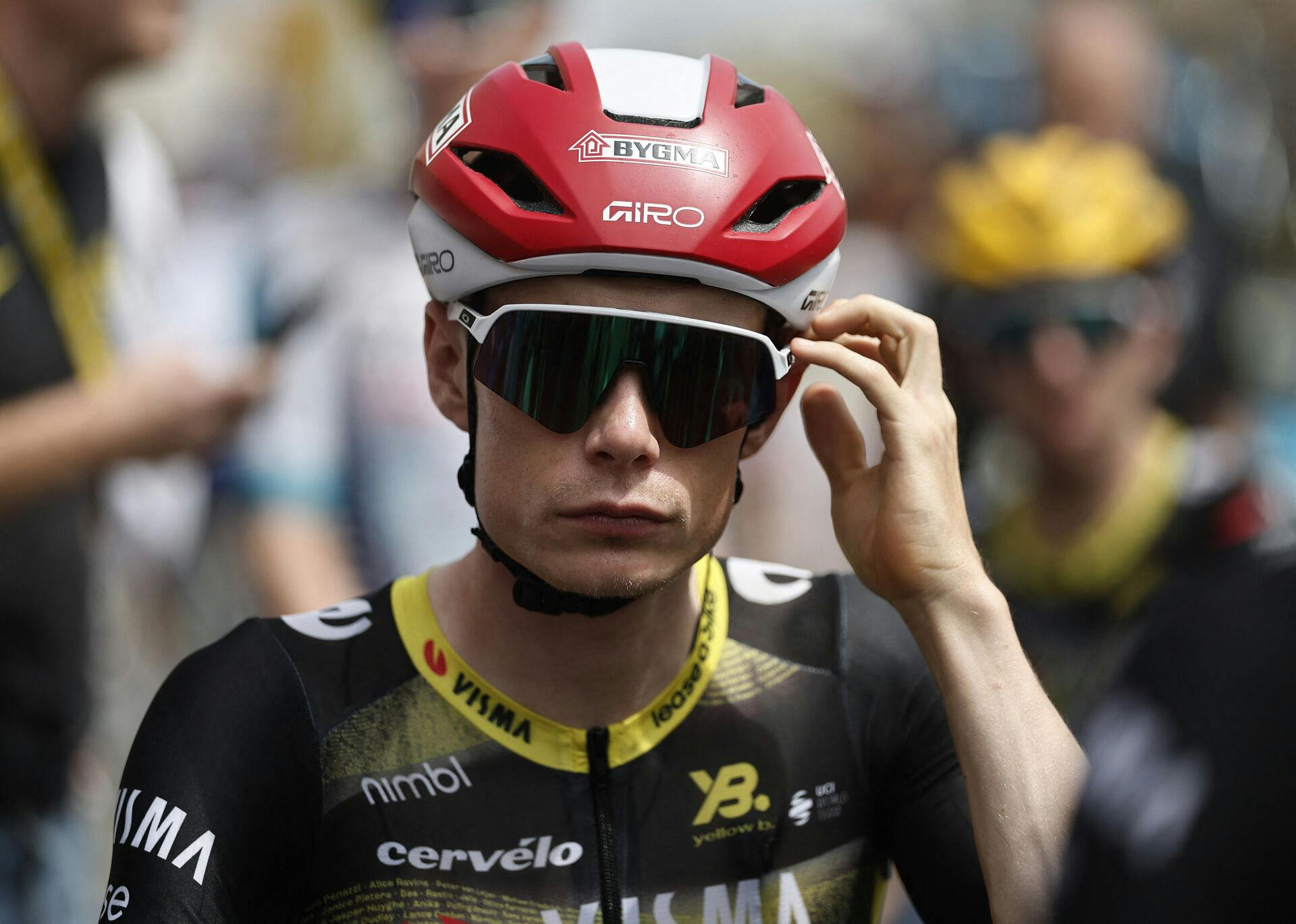 Jonas Vingegaard var halvt nede at ligge i begyndelsen af 15. etape.