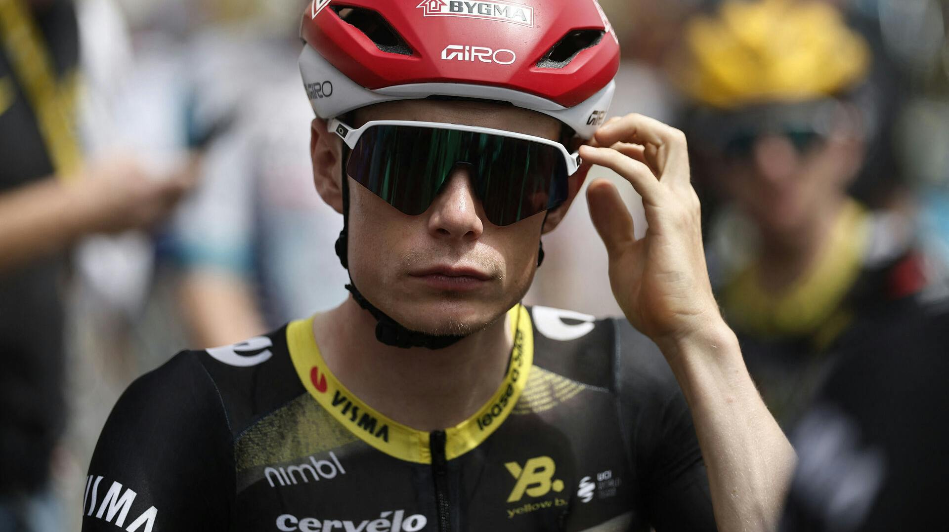 Jonas Vingegaard var halvt nede at ligge i begyndelsen af 15. etape.