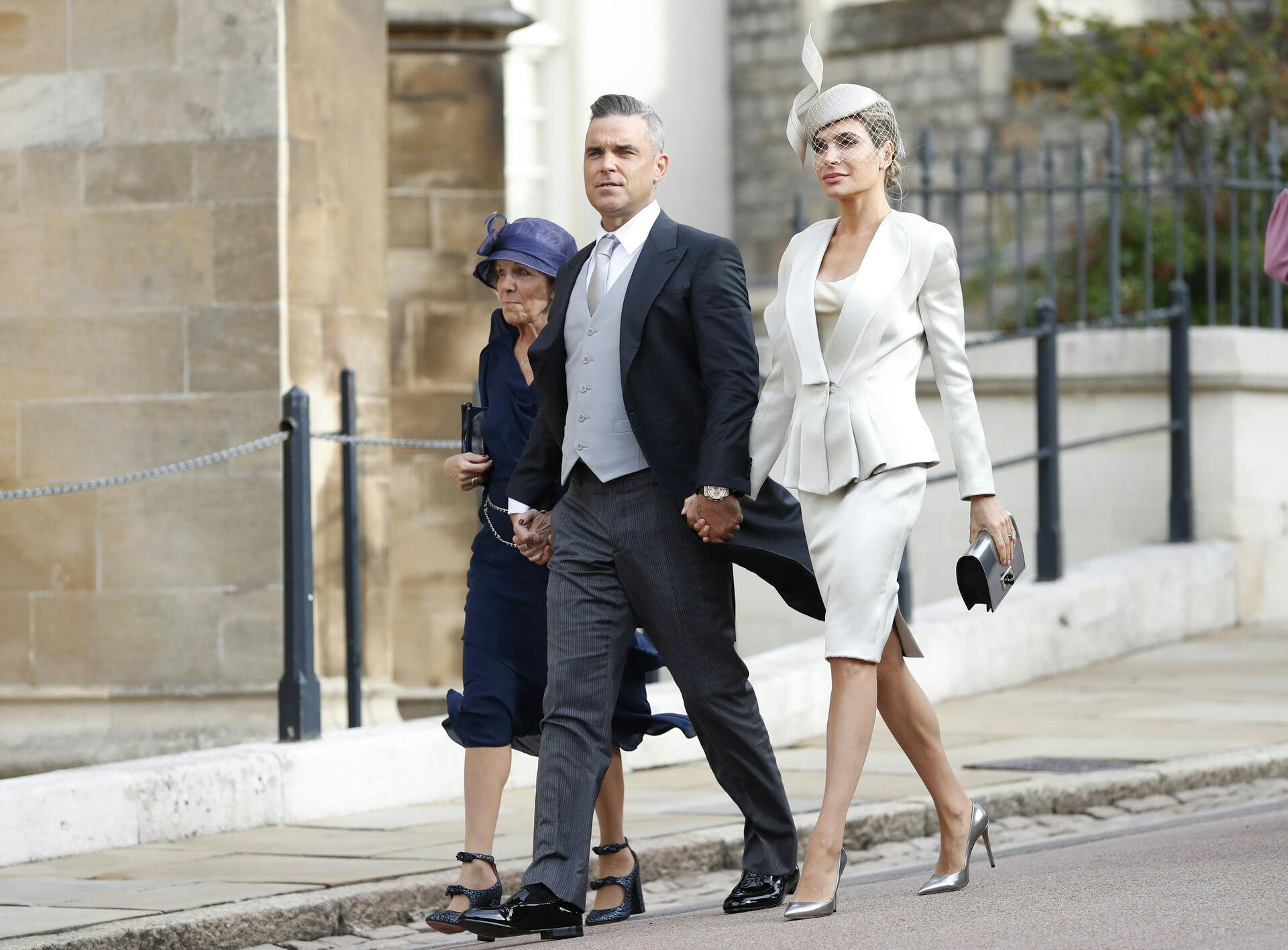 Robbie Williams ses her med sin kone Ayda Fields (t.h.) og sin svigermor Gwen Fields.