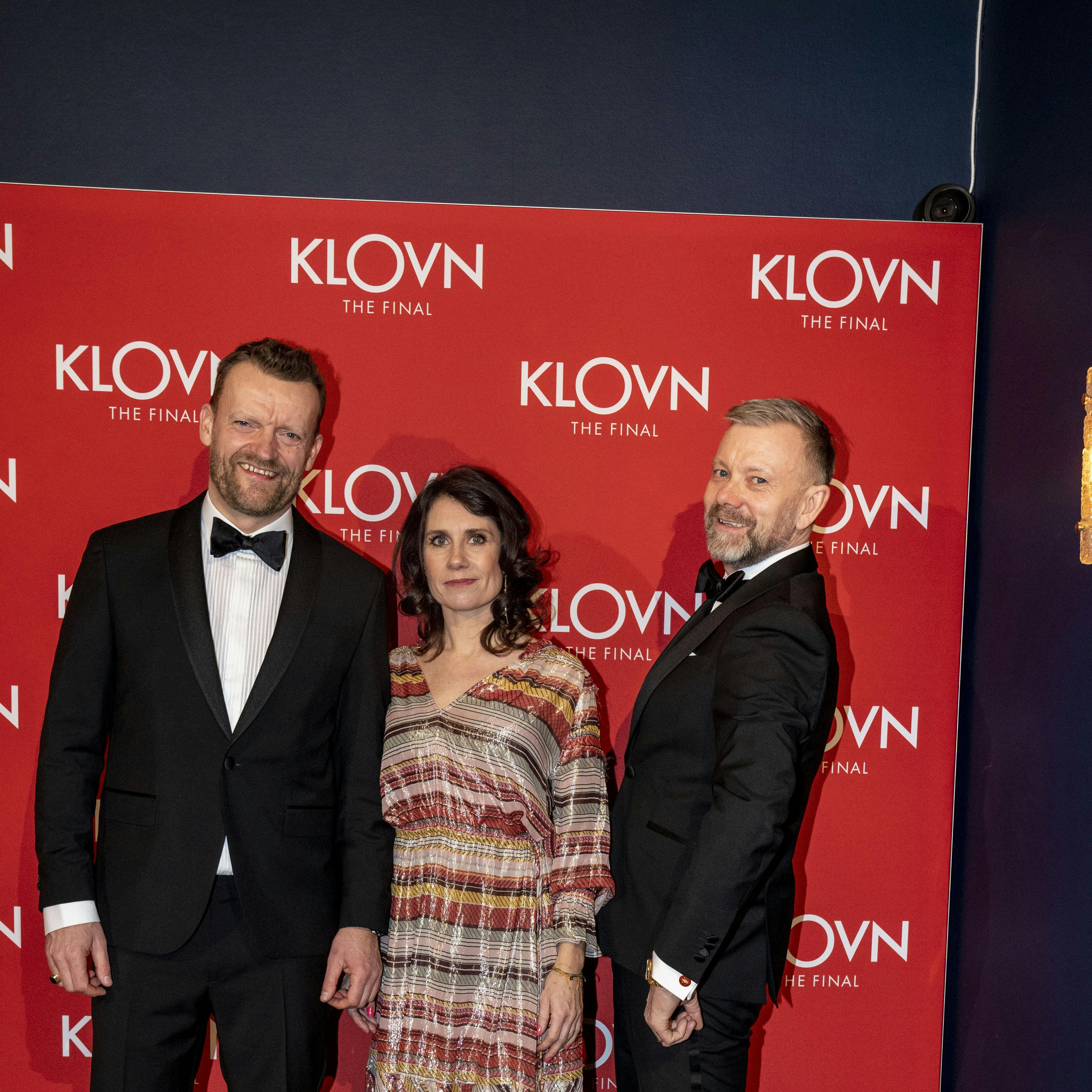 I den længeventede nye sæson af Klovn følger seerne Casper og Frank til et kontroversielt møde hos Nordisk Film, hvor snakken hurtigt falder på krænkelser og Martin Brygmann.