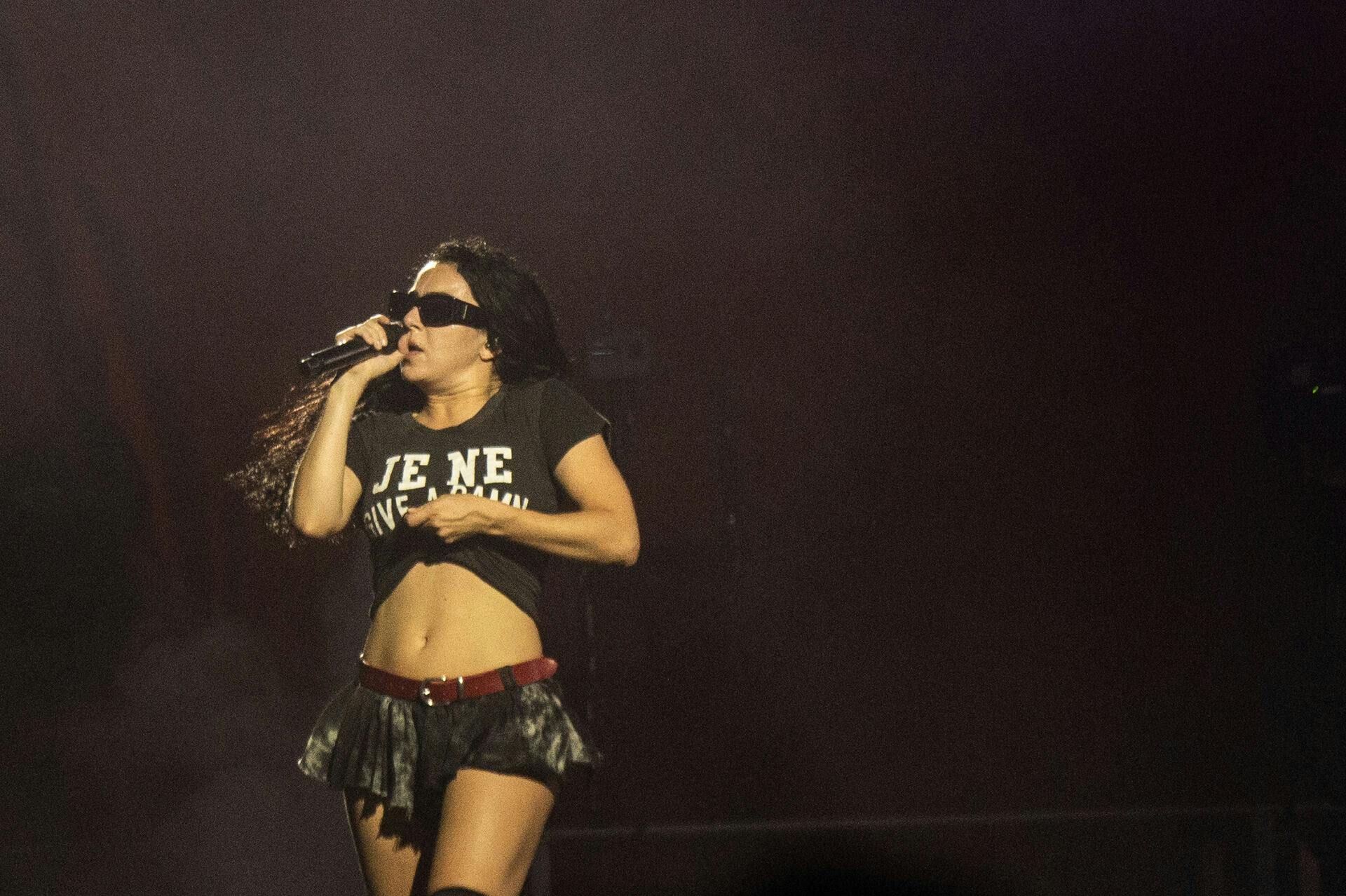 Både på Roskilde i år og under sit bryllup i weekenden havde Charli XCX solbriller på.