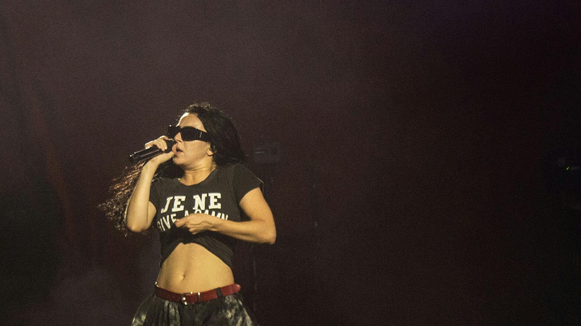 Både på Roskilde i år og under sit bryllup i weekenden havde Charli XCX solbriller på.