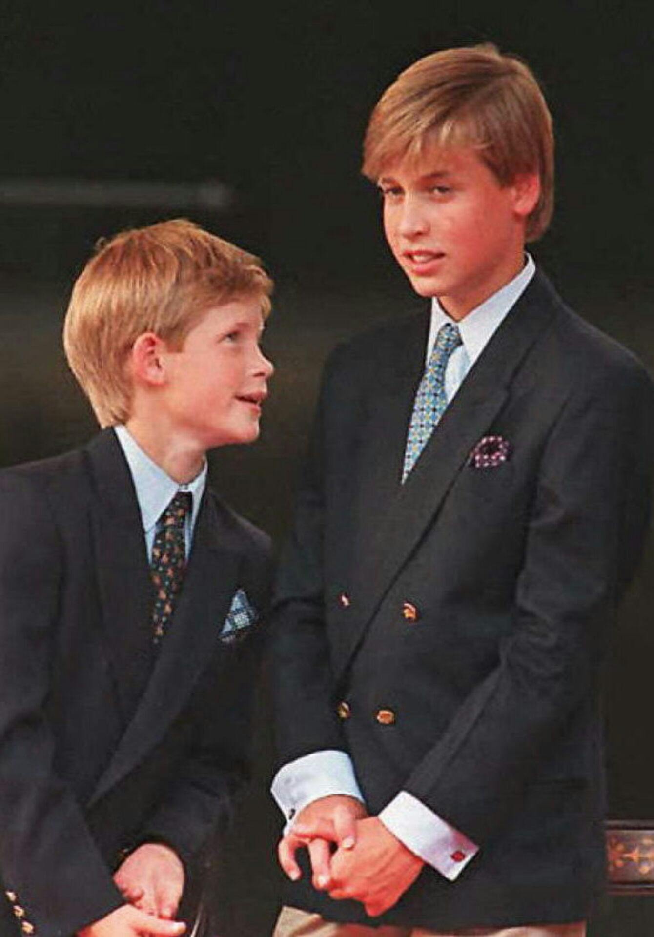 Det er ikke svært at se, at prins William (th.) er far til prins George.