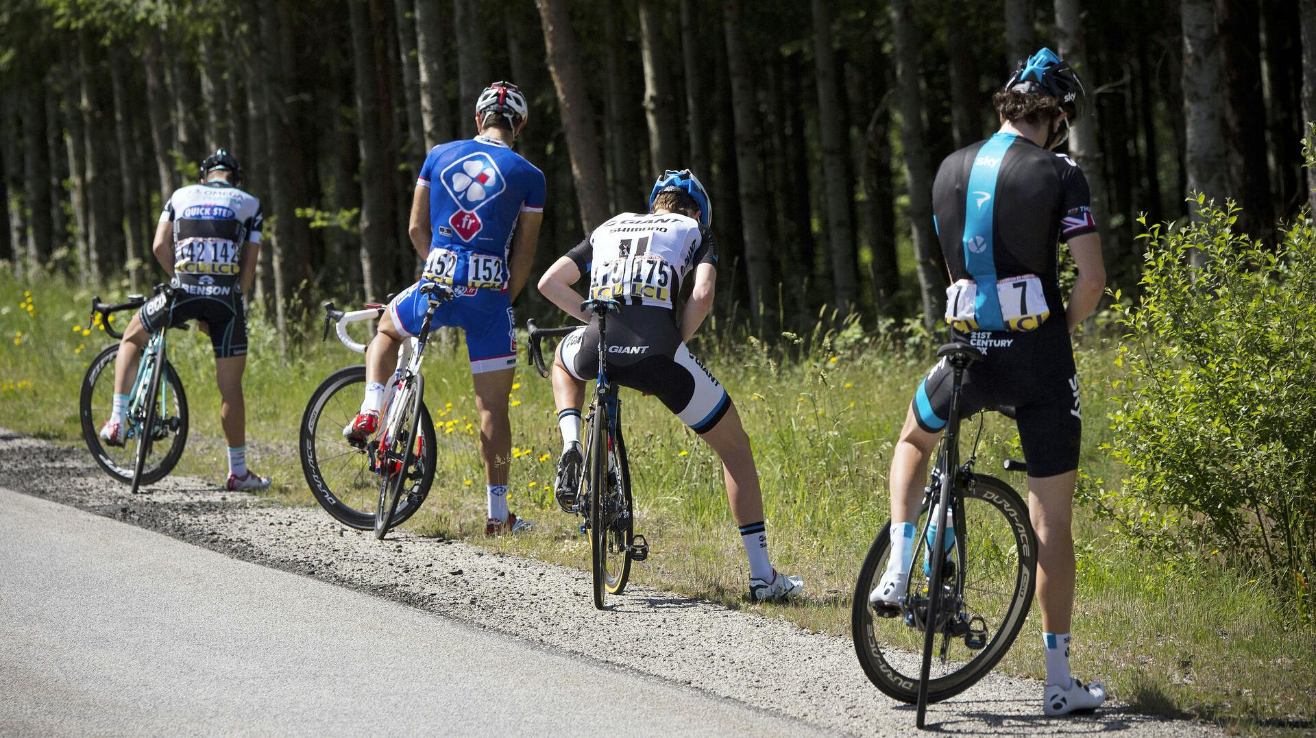 Sådan ser det ud, når rytterne står i kanten af vejen for at lade vandet.