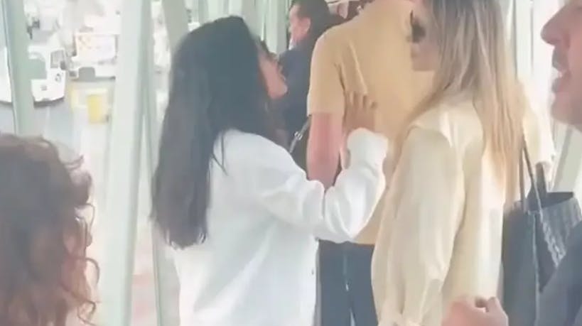 Salma Hayek og Angelina Jolie stod pludselig i boardingkøen.