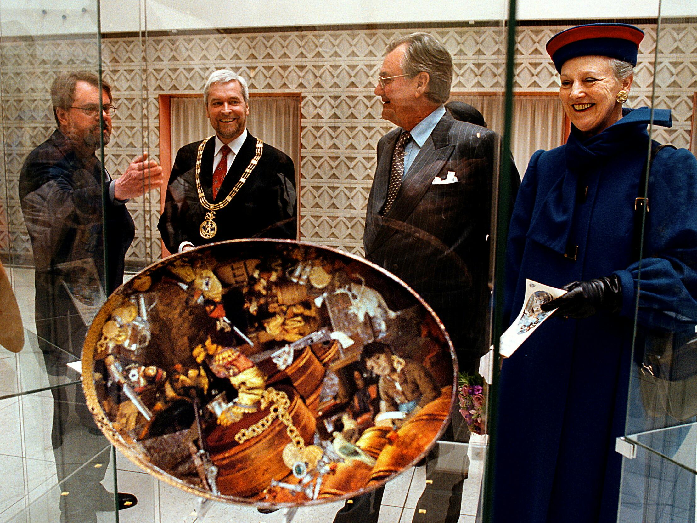 JJ Film er stiftet af filmproducent Jacob Jørgensen (yderst til venstre), som her ses med prins Henrik, dronning Margrethe og Odenses daværende borgmester Anker Boye i 2000. I dag er det sønnen Mads, som ejer størstedelen af firmaet.