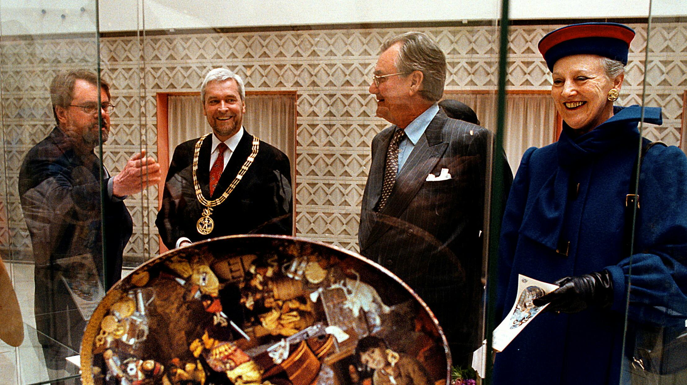 JJ Film er stiftet af filmproducent Jacob Jørgensen (yderst til venstre), som her ses med prins Henrik, dronning Margrethe og Odenses daværende borgmester Anker Boye i 2000. I dag er det sønnen Mads, som ejer størstedelen af firmaet.