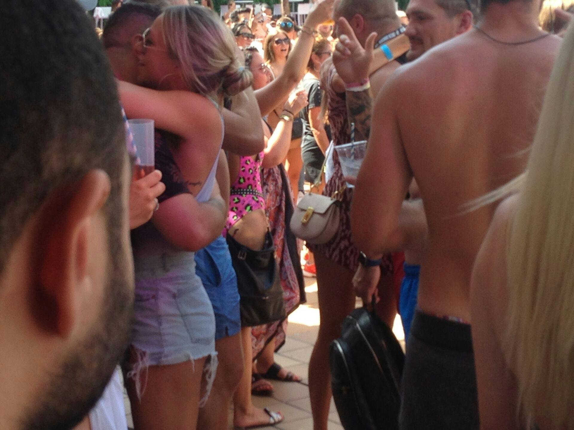 Gæster tager til Ibiza Rocks Hotel for at feste. Nu er en fjerde turist afgået ved døden.