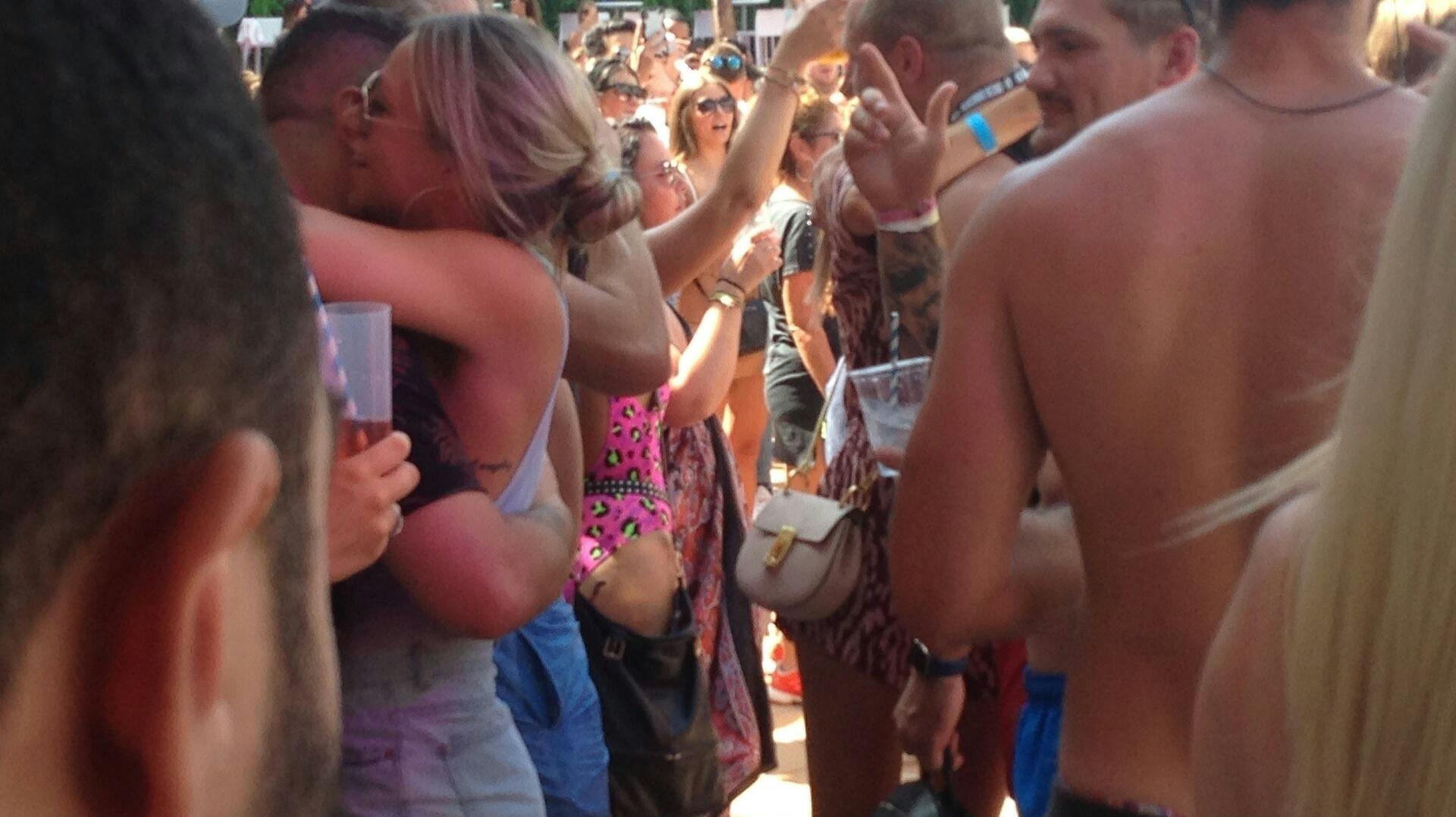 Gæster tager til Ibiza Rocks Hotel for at feste. Nu er en fjerde turist afgået ved døden.