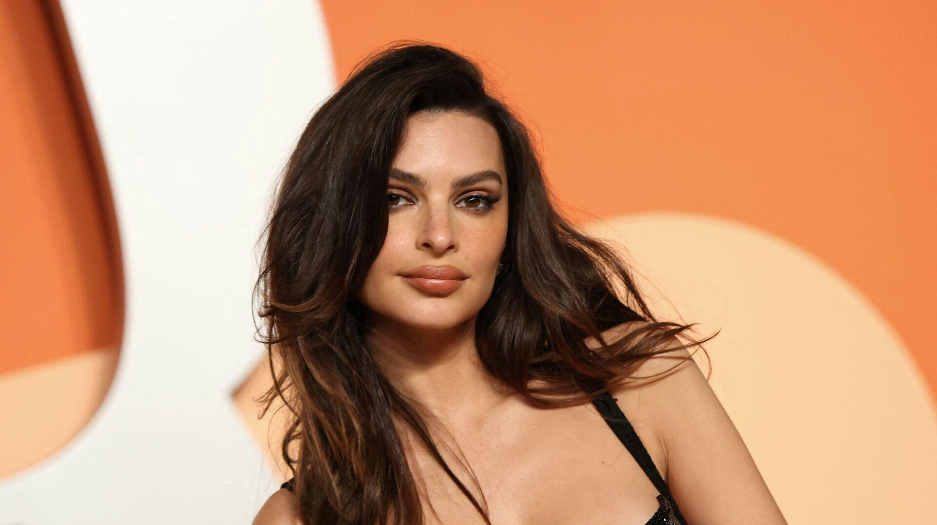 Emily Ratajkowski er et lyspunkt i de danske regnvejrsdage.