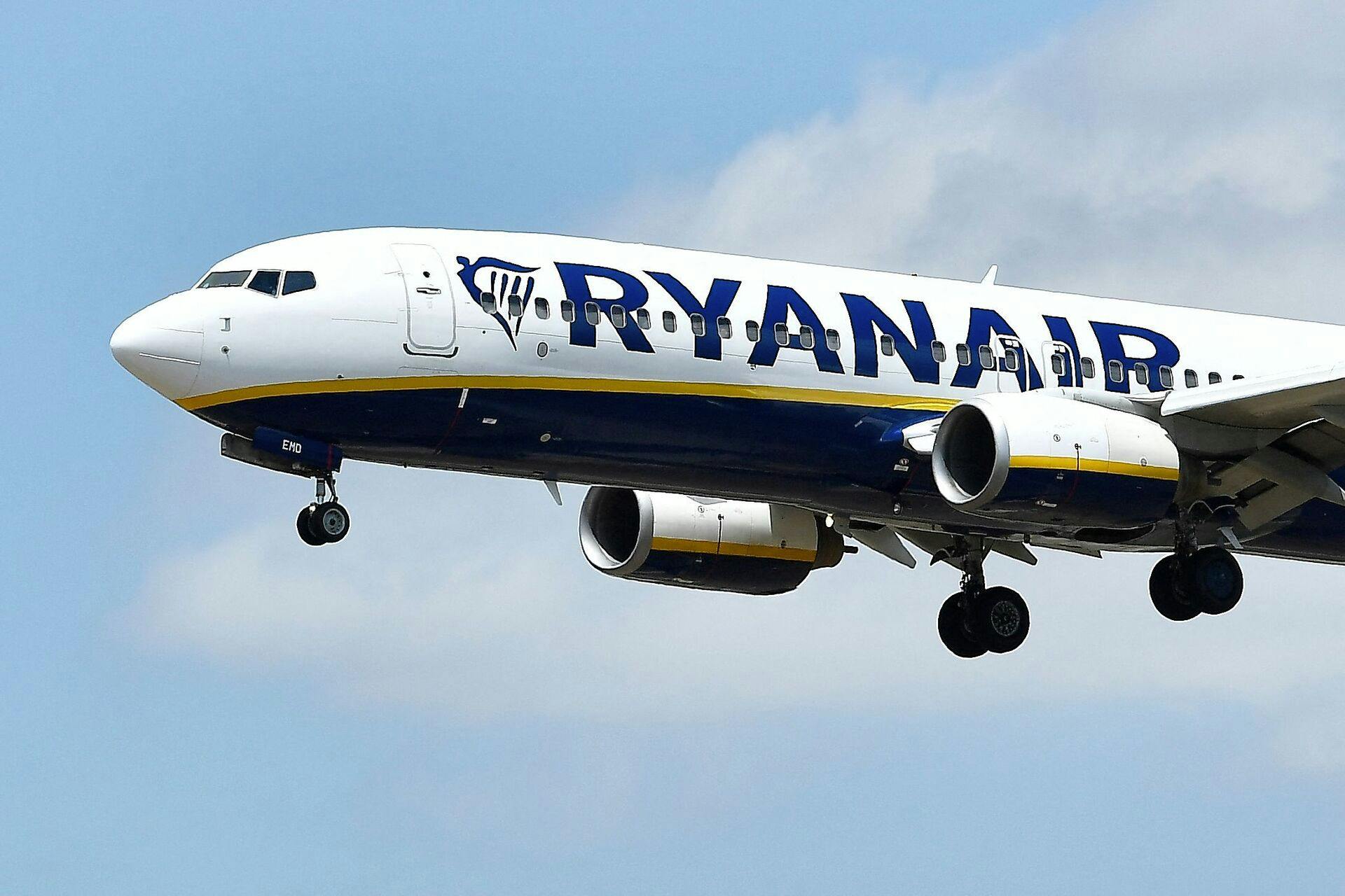 Det koster 650 kroner i afgift, hvis du har for stor bagage med ombord på Ryanair-fly. Nu vil direktøren i flyselskabet belønne medarbejdere, der spotter passagerer med for stor bagage. 