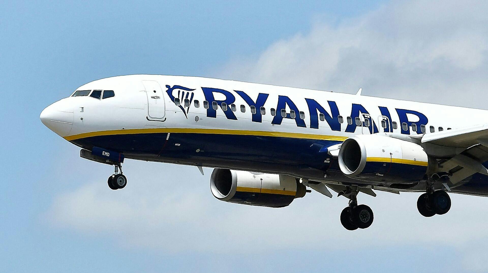 Det koster 650 kroner i afgift, hvis du har for stor bagage med ombord på Ryanair-fly. Nu vil direktøren i flyselskabet belønne medarbejdere, der spotter passagerer med for stor bagage.