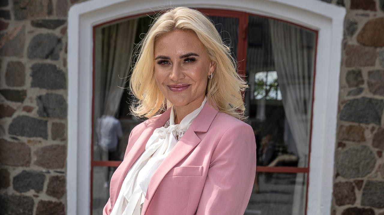 Efter SE og HØRs henvendelse til Thalia Pitzner om Anders Birkenfeldt, forsvandt hans billeder af parret. Han er dog stadig på Tinder.