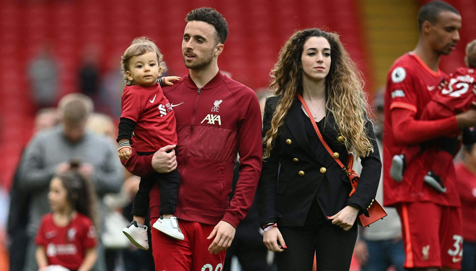 Rute Cardoso og Diogo Jota havde deres ene barn med på banen, da Liverpool kunne fejre klubbens 20. mesterskab.