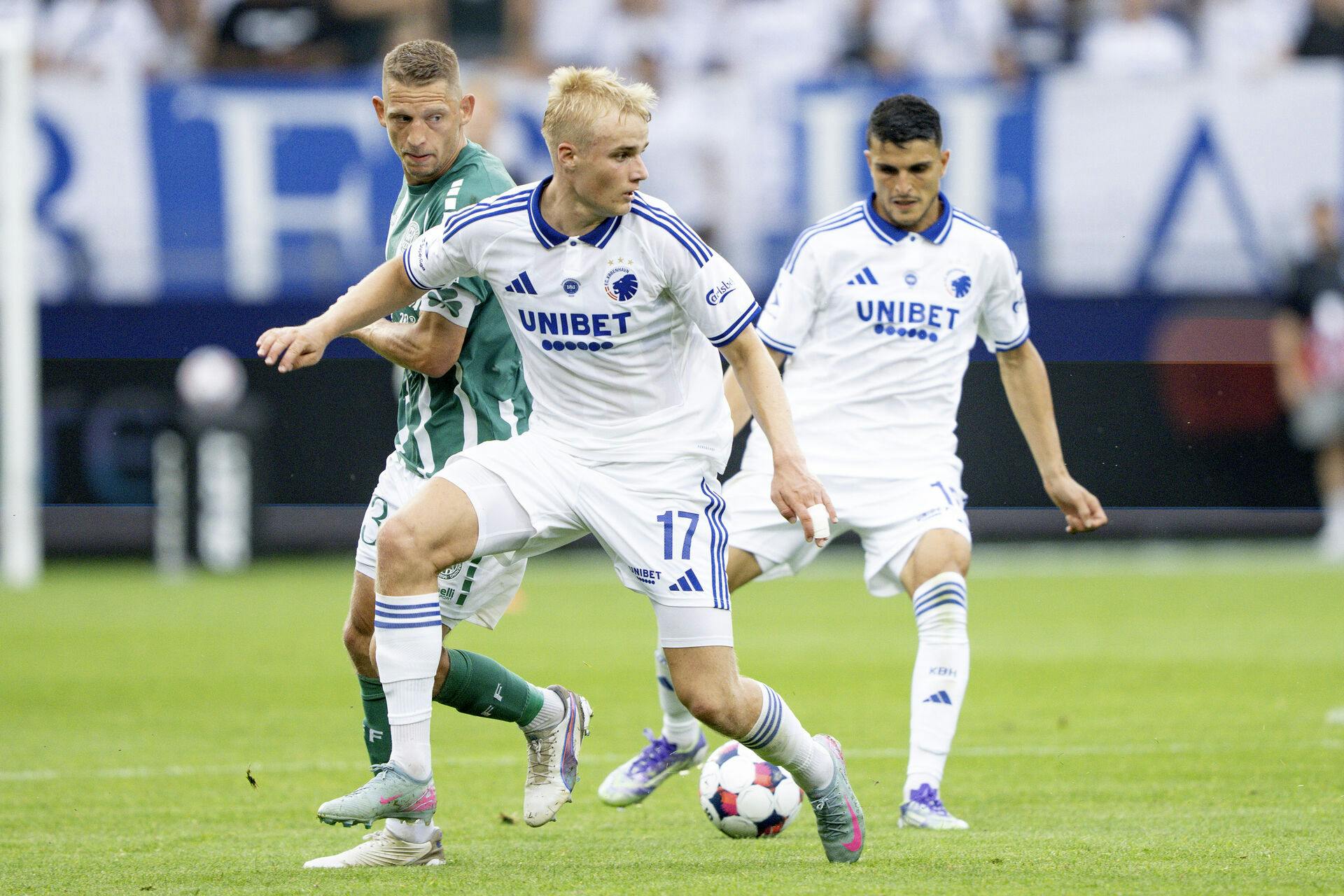 Victor Froholdt (i midten af billedet) tager nu afsked med FCK. 